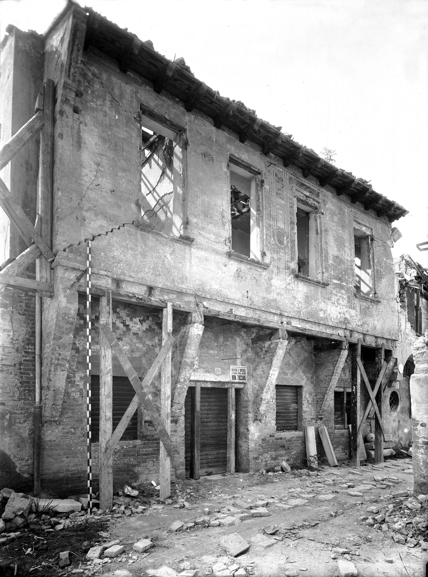 Via Giovanni 16. Casa gotica con traccie di affreschi dopo il bombardamento del 7/4/1944 (negativo) di Gabinetto fotografico (XX)