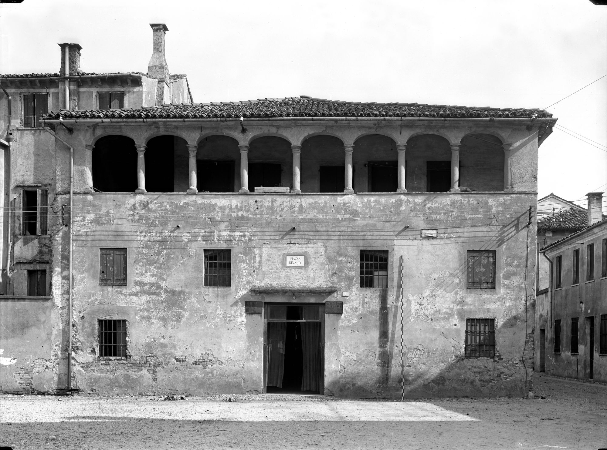 Piazza Rinaldi. " Osteria della colonna " dopo il bombardamento del 13/3/1945 e prima (negativo) di Gabinetto fotografico (XX)