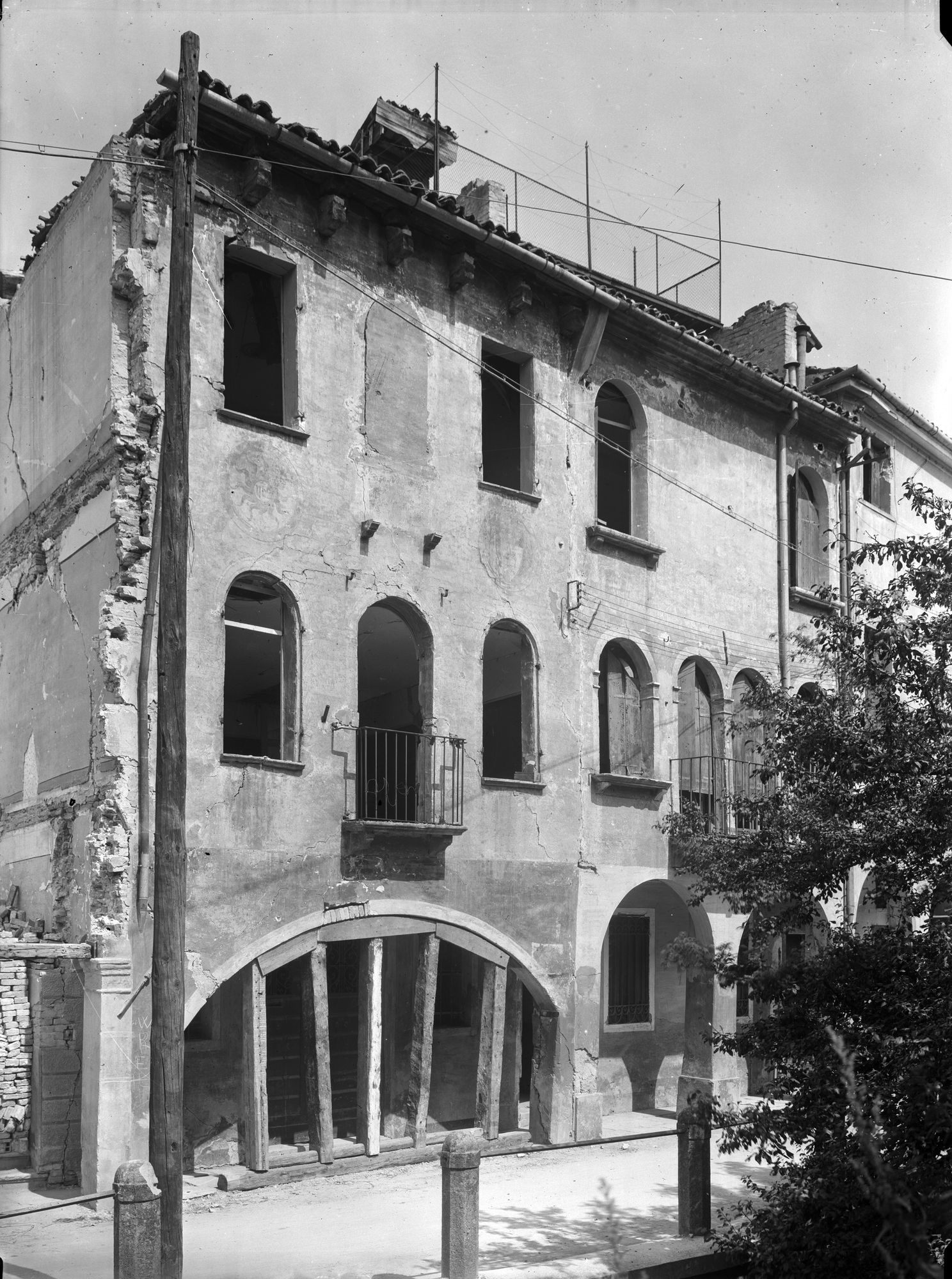 Via Roggia 28. casa del sec. XVI con decorazione a fresco (negativo) di Gabinetto fotografico (XX)