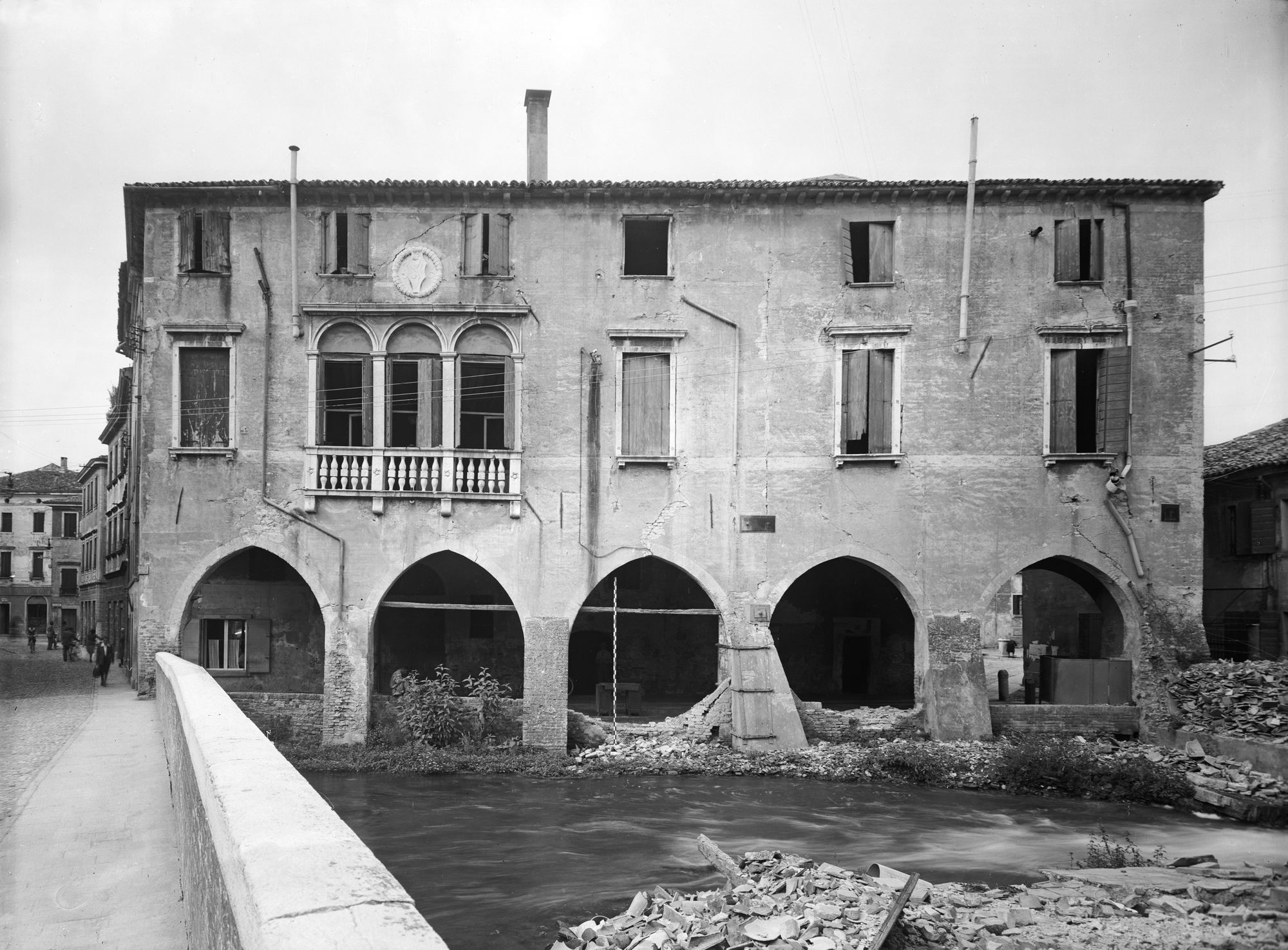 Casa in vicolo Rinaldi del sec. XV-XVI. Facciata sull'acqua (negativo) di Gabinetto fotografico (XX)