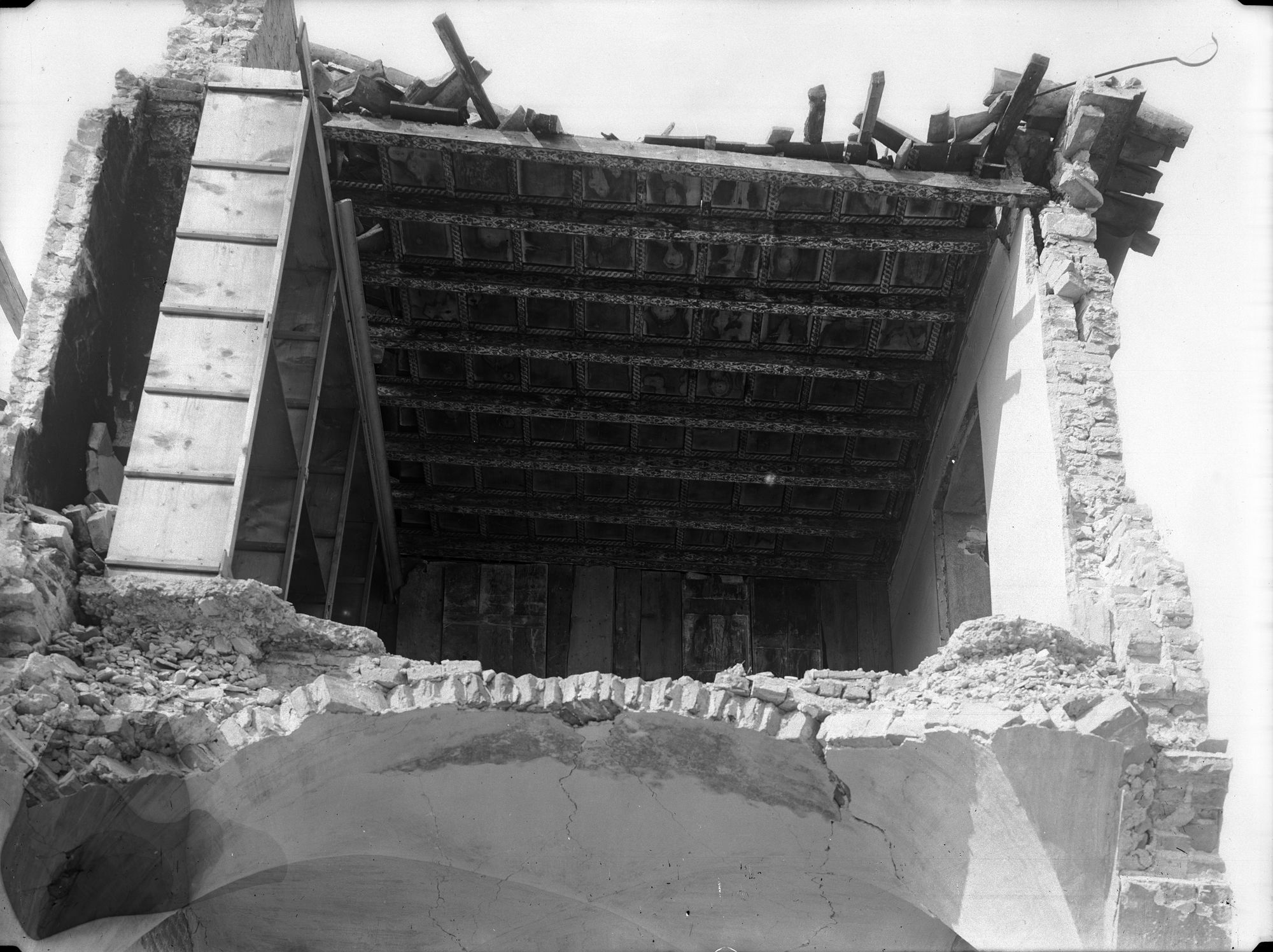 Riviera Regina Margherita. Ex convento Santa Margherita. Soffitto alla sansovina, distrutto da bombardamento del 7/4/1944 (negativo) di Gabinetto fotografico (XX)