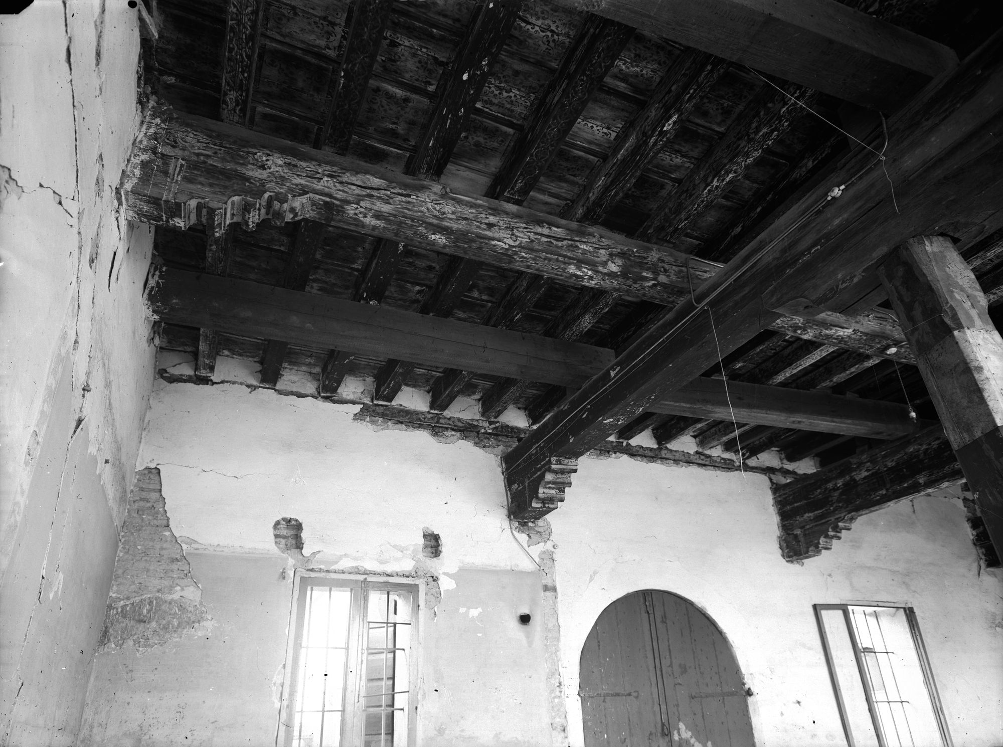 Riviera Regina Margherita. Ex convento Santa Margherita. Soffitto alla sansovina, distrutto da bombardamento del 7/4/1944 (negativo) di Gabinetto fotografico (XX)