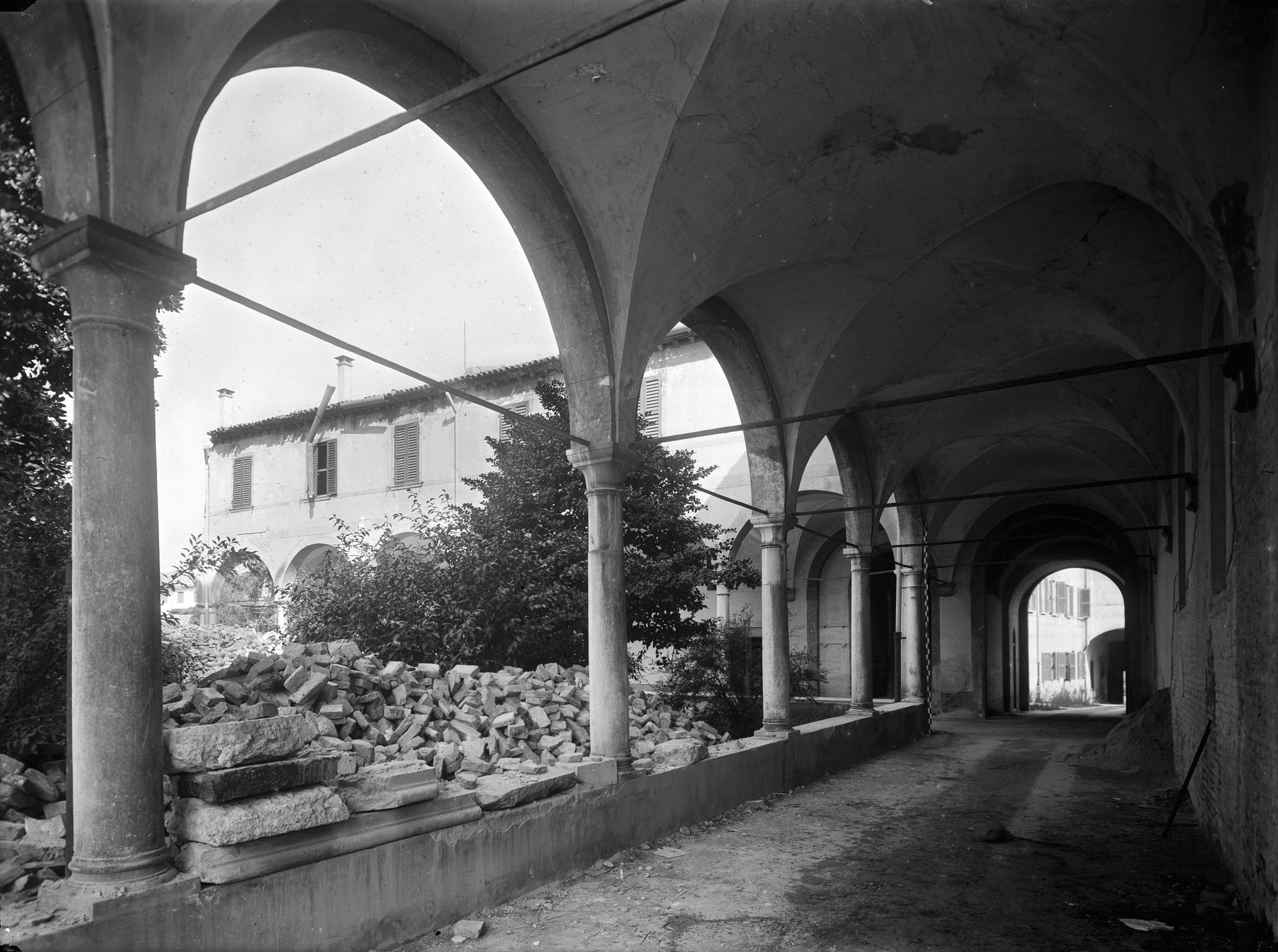 Ex convento Santa Margherita. Chiostro semidistrutto da bombardamento del 7/4/1944 (negativo) di Gabinetto fotografico (XX)