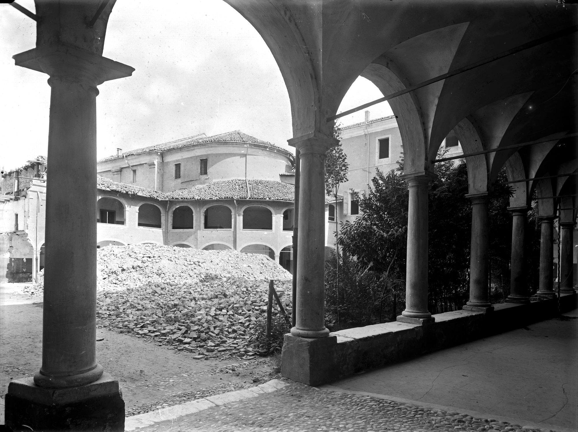 Ex convento Ognisanti. Chiostro sec. XVII (negativo) di Gabinetto fotografico (XX)