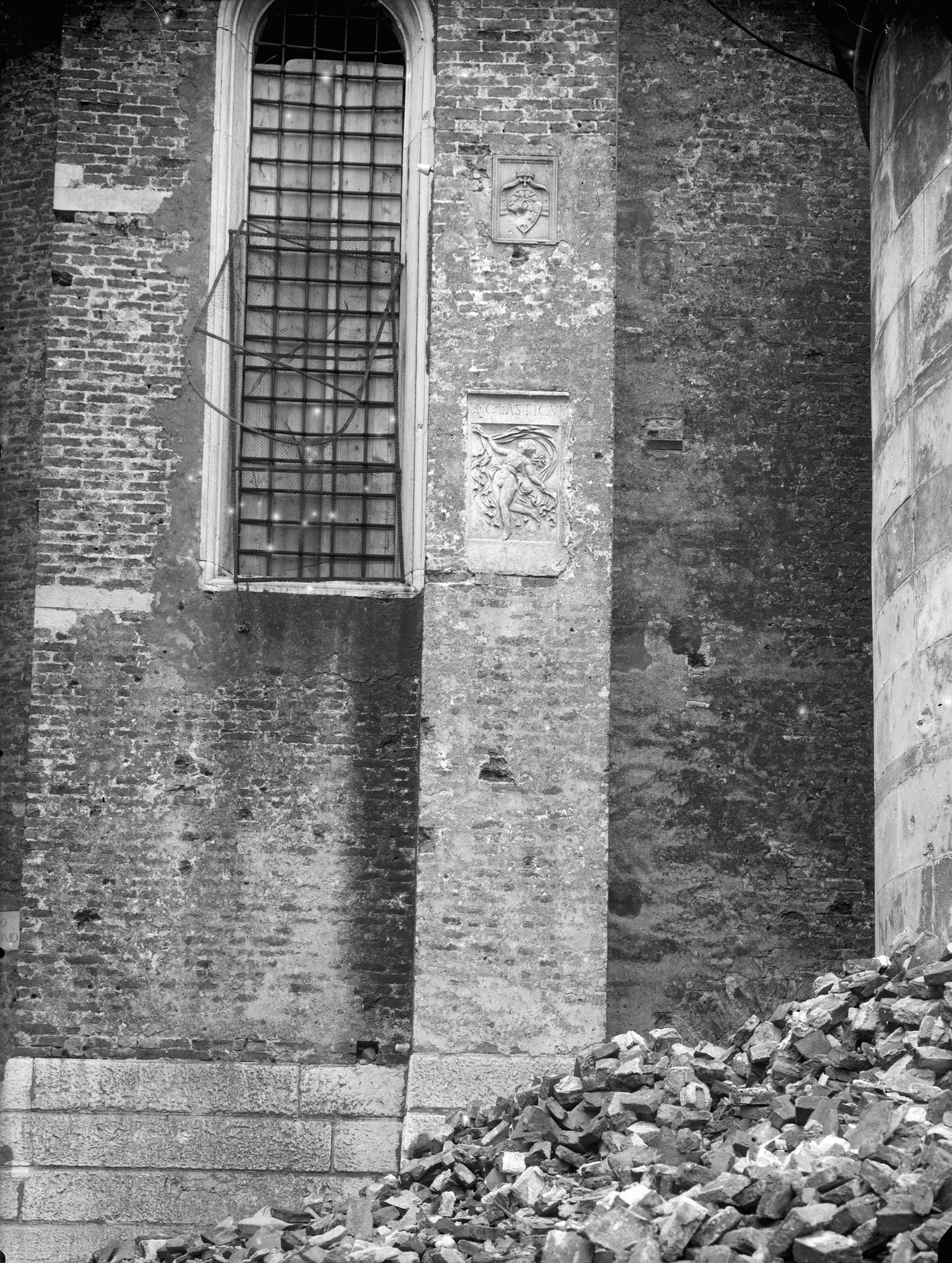 Duomo. Stele romanica infissa su un pilastro dell'abside (negativo) di Gabinetto fotografico (XX)