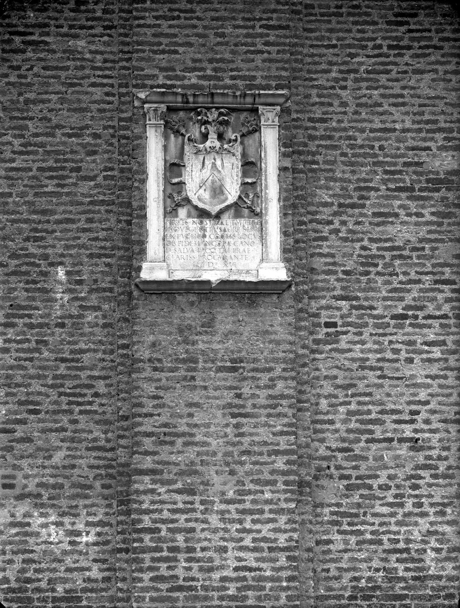 Chiesa Santa Maria Maggiore. Stemma sul campanile 1516 (negativo) di Gabinetto fotografico (XX)