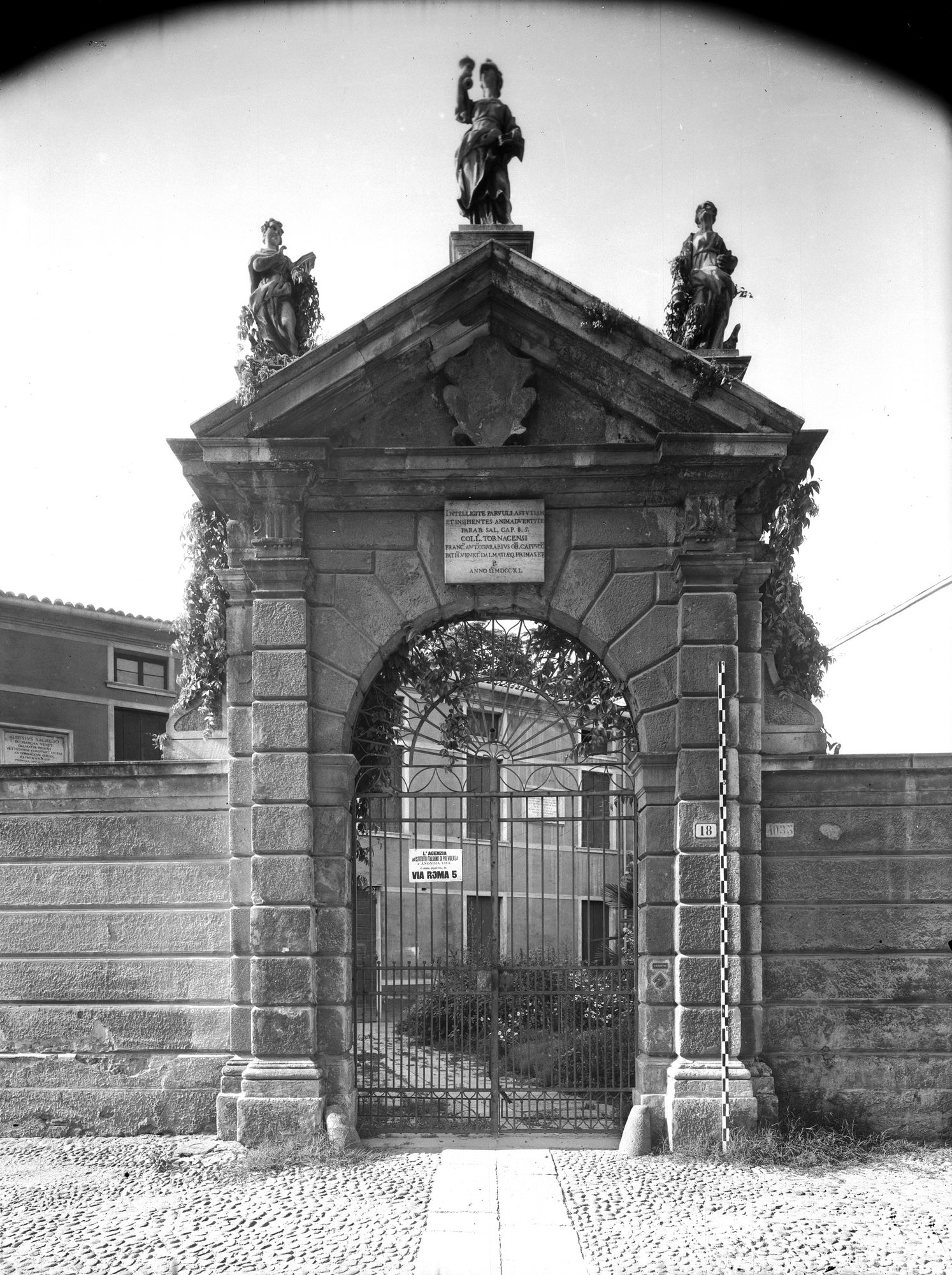 Arco d'ingresso dell'ex collegio Tornacense (negativo) di Gabinetto fotografico (XX)