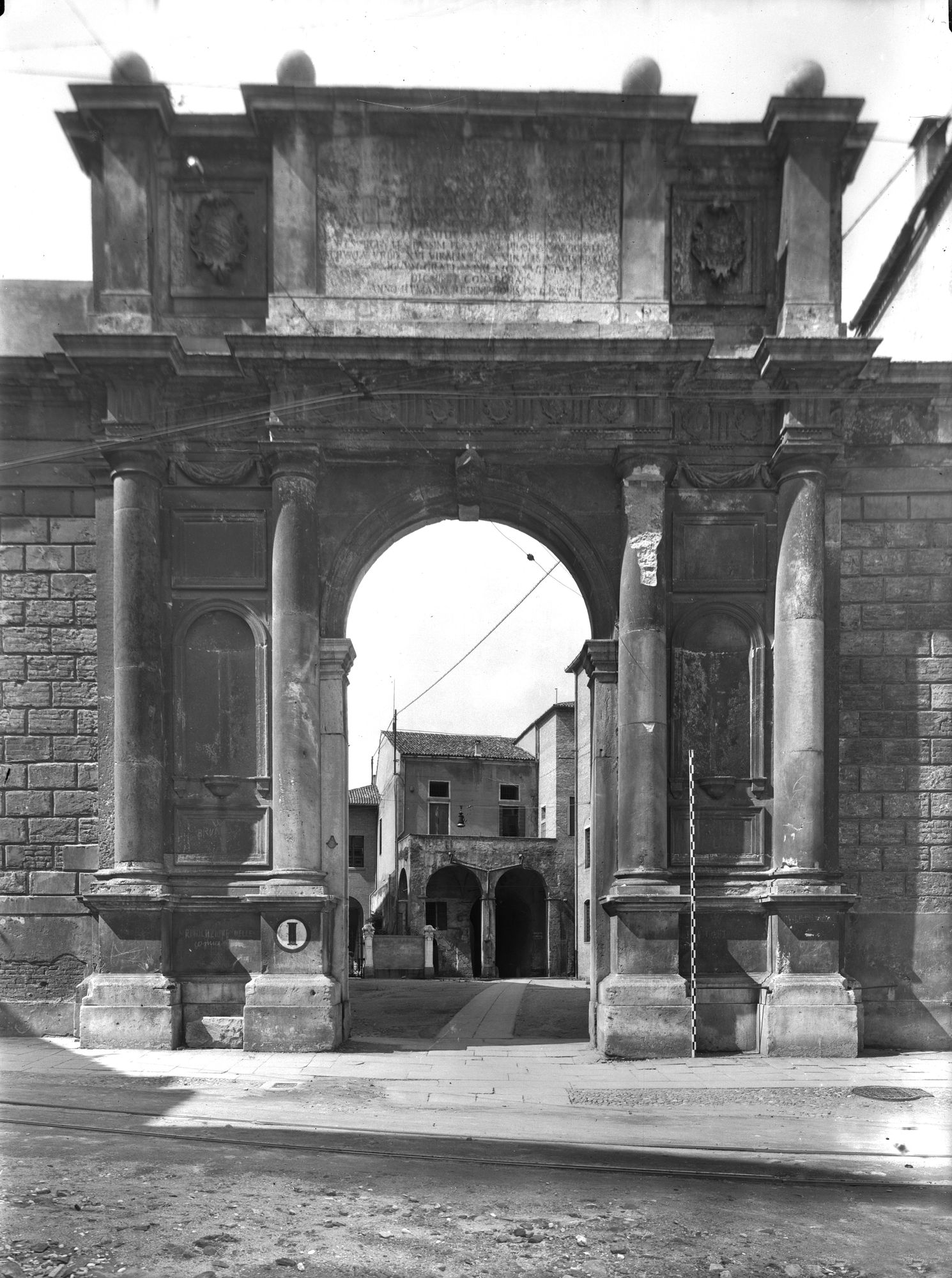 Arco Vallaresso del sec. XVII (negativo) di Gabinetto fotografico (XX)