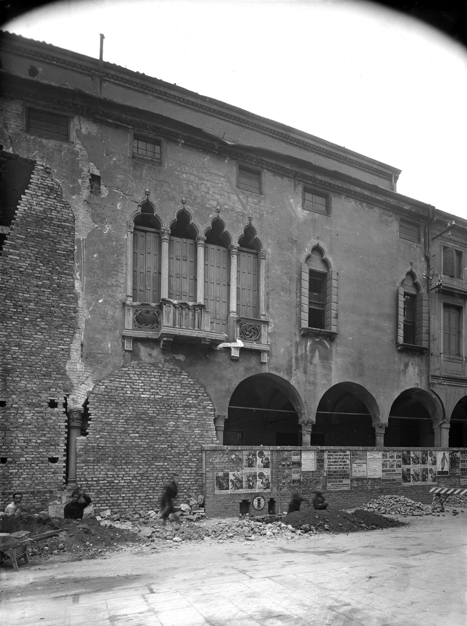 Casa del sec. XV in via Altinate di propietà Lucatello (negativo) di Gabinetto fotografico (XX)