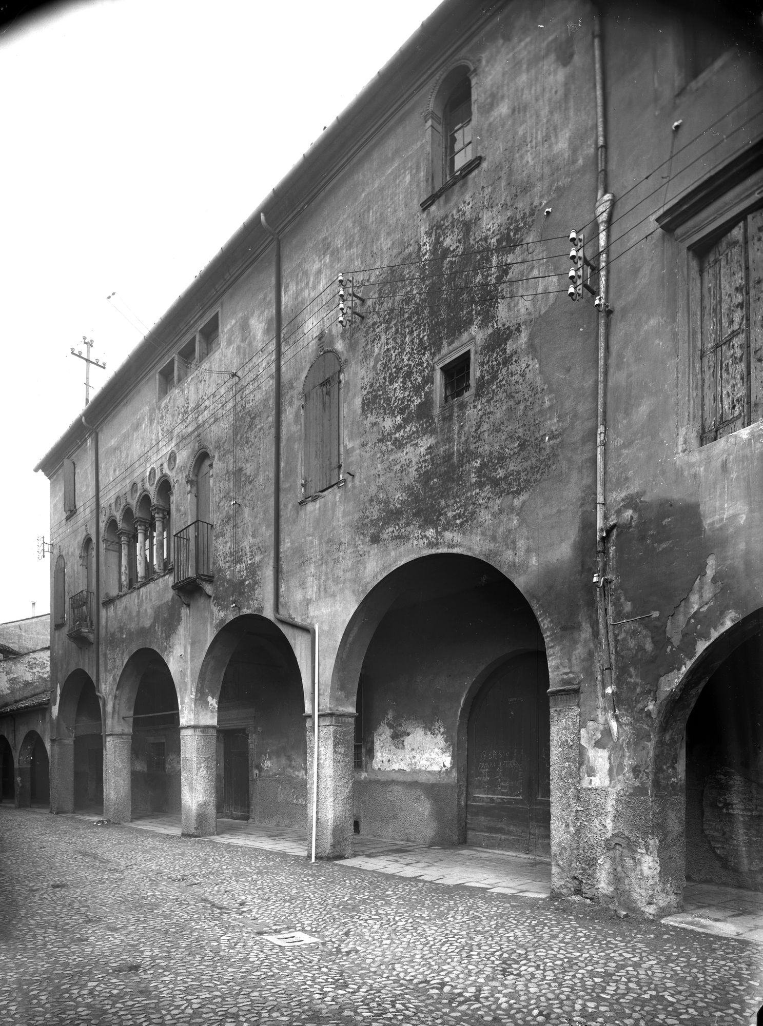 Casa del sec. XVI in via B. Cristofori 33 (negativo) di Gabinetto fotografico (XX)