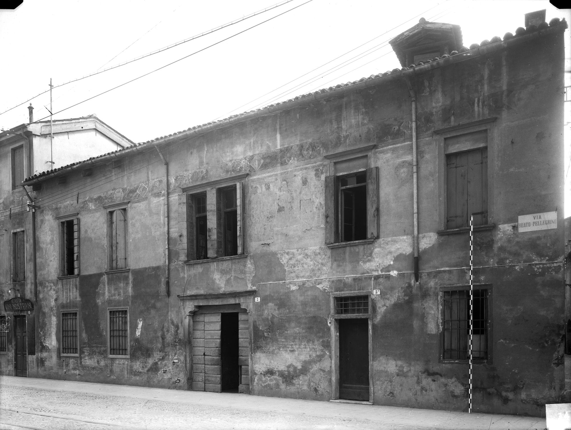 Casa con affreschi del sec. XV in via Beato Pellegrino 5, 5.A (negativo) di Gabinetto fotografico (XX)