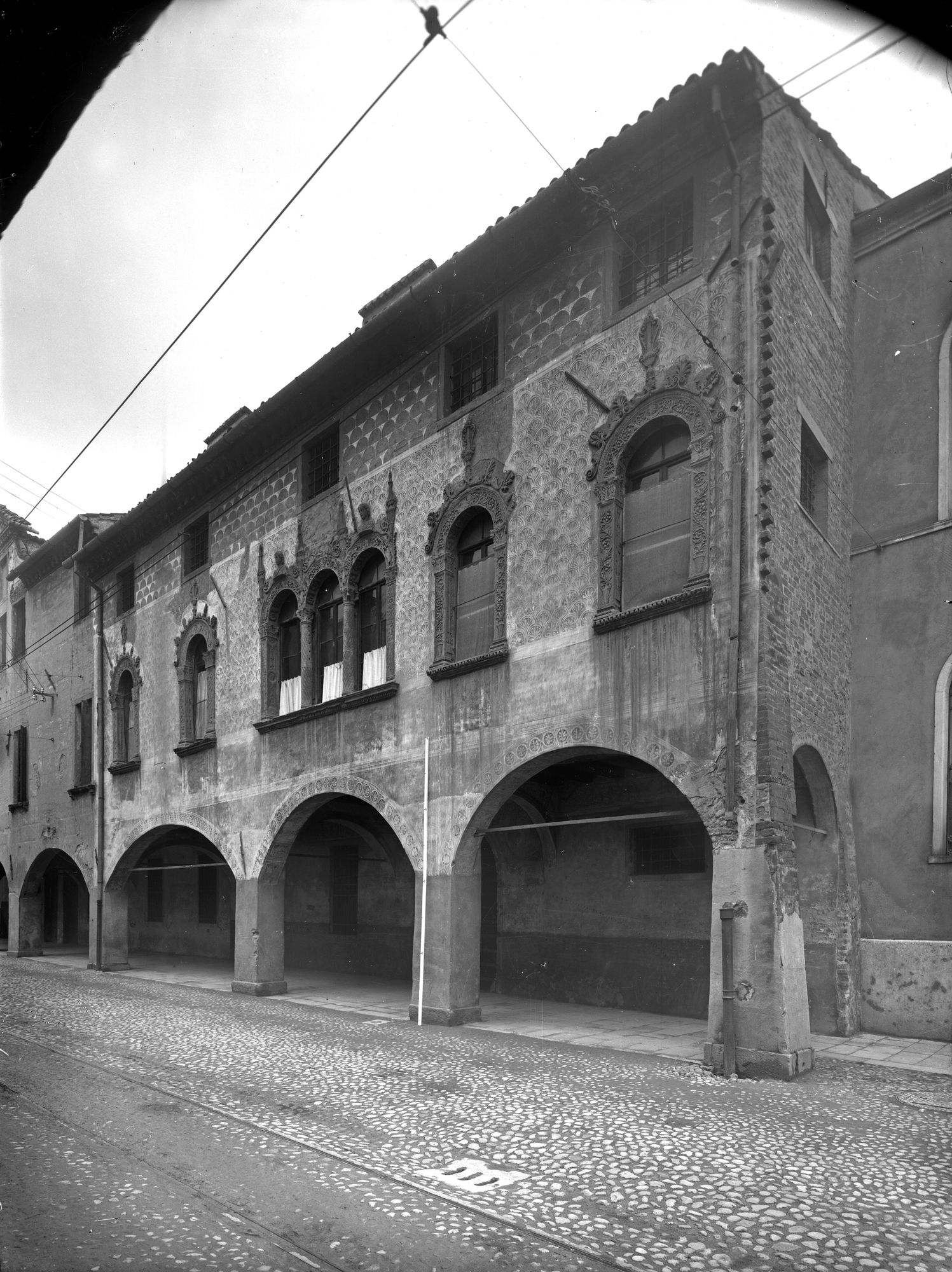 Casa in via Beato Pellegrino 22, con decorazione scultorea attribuita a P. Lombardo (negativo) di Gabinetto fotografico (XX)