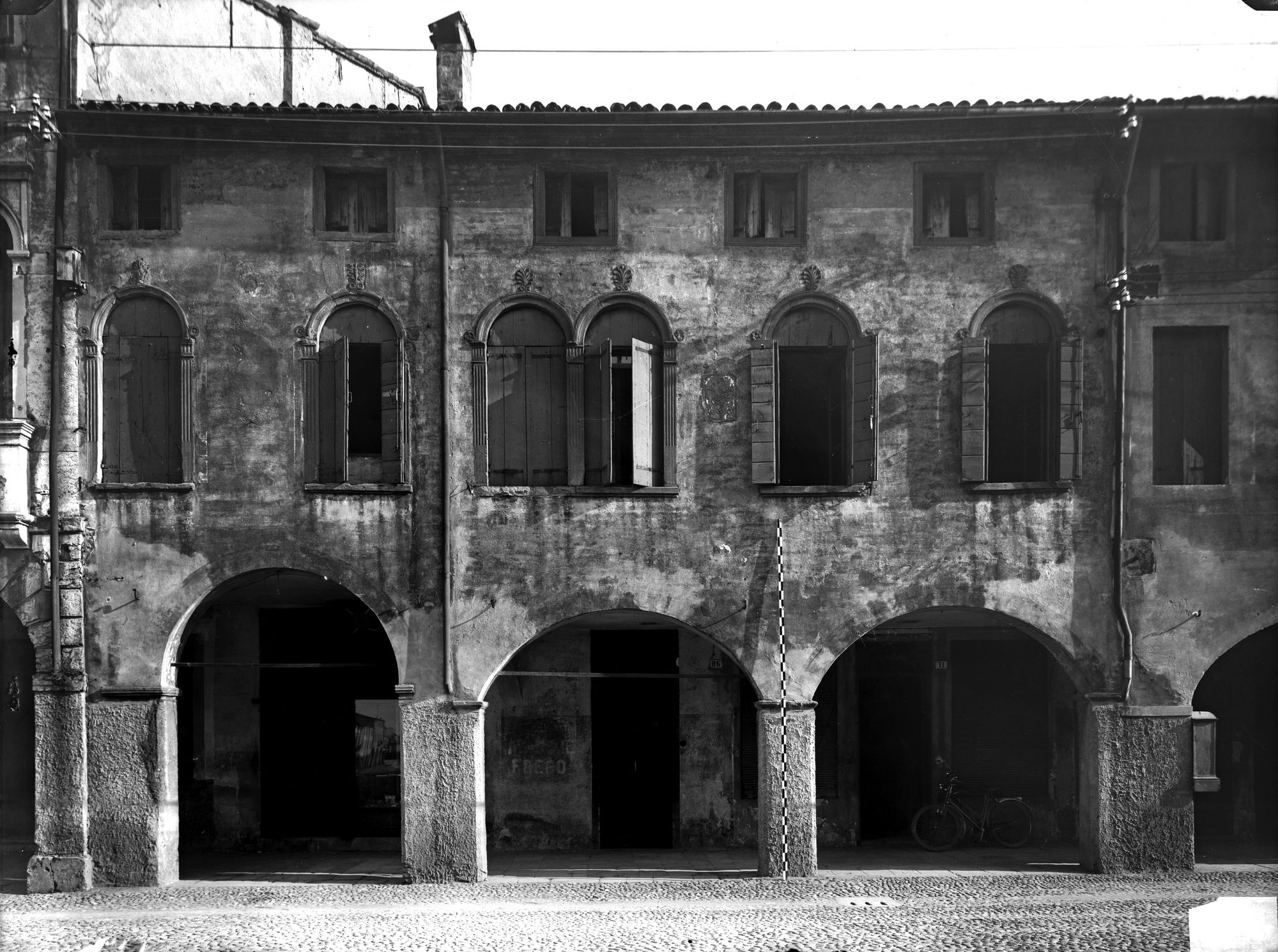 Casa con bifore e finestre del sec. XV in via G. B. Belzoni 86 (negativo) di Gabinetto fotografico (XX)