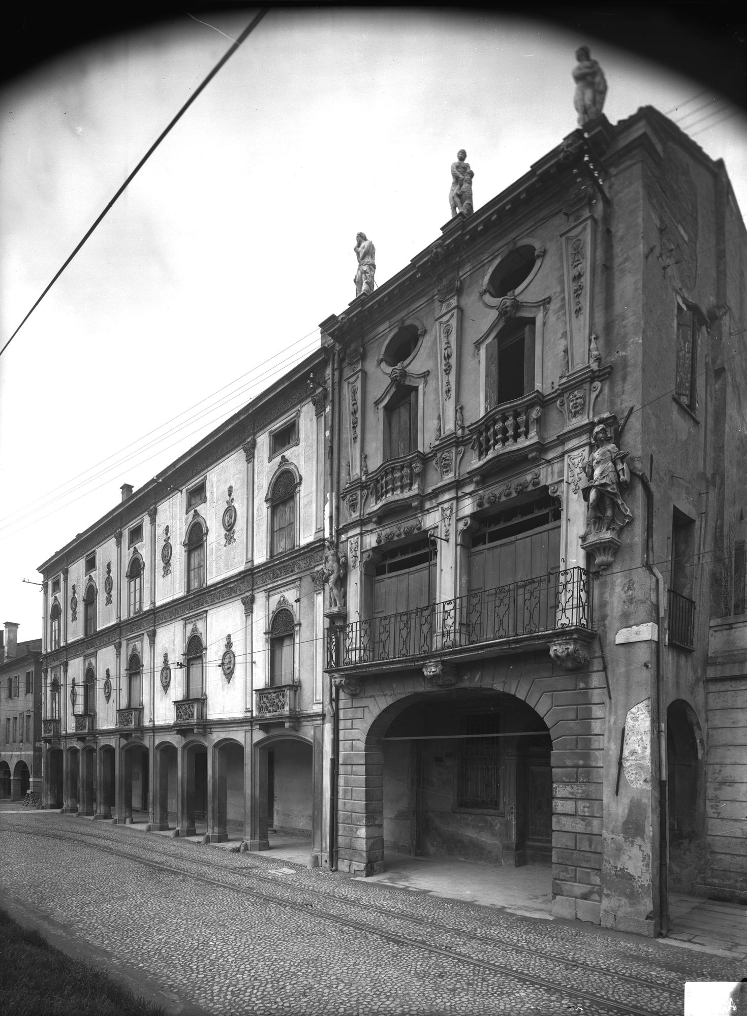 Palazzo De Lazzara del sec. XVII in riviera San Benedetto 16 (negativo) di Gabinetto fotografico (XX)