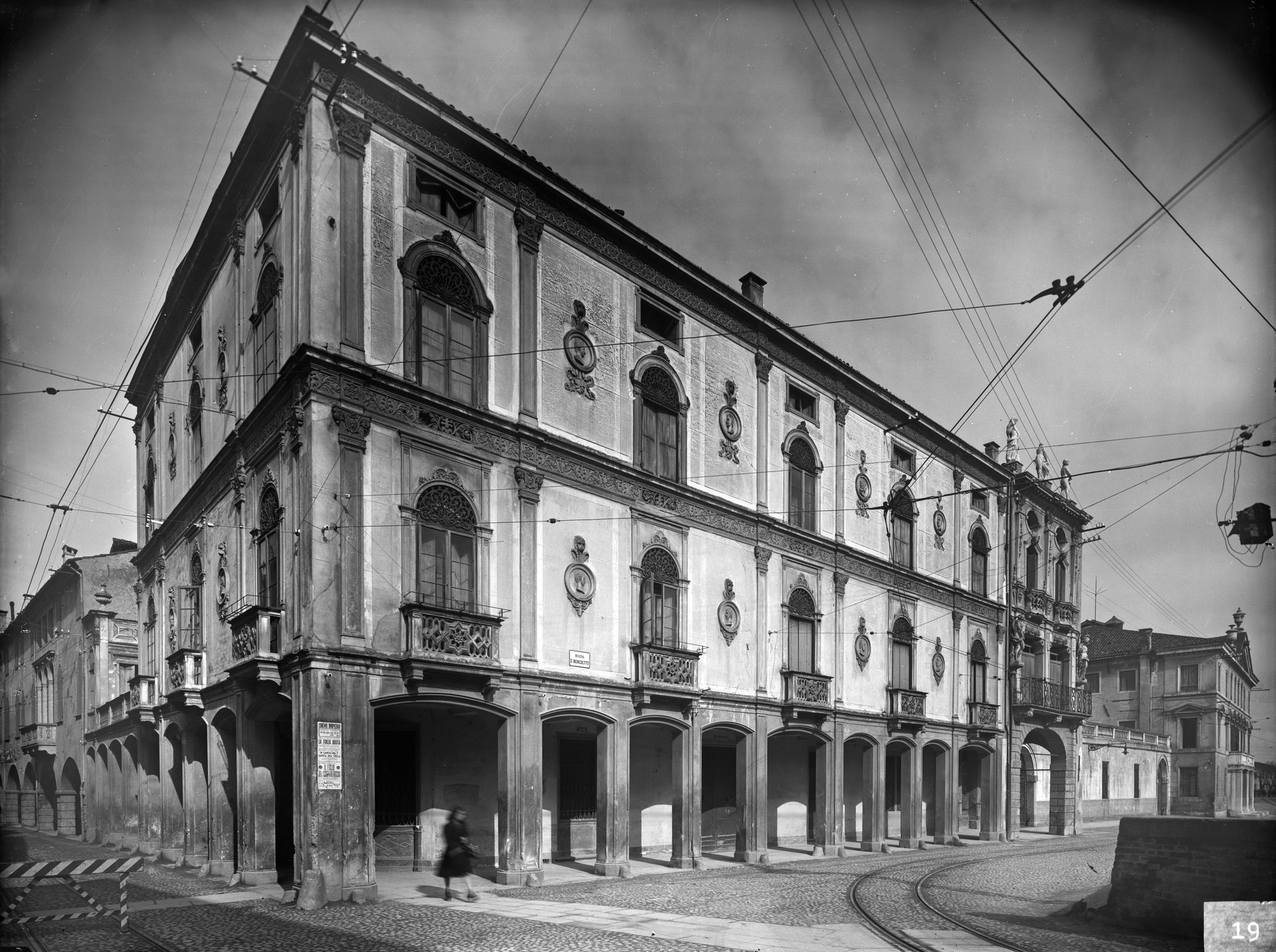 Palazzo De Lazzara del sec. XVII in Riviera San Benedetto 16 (negativo) di Gabinetto fotografico (XX)