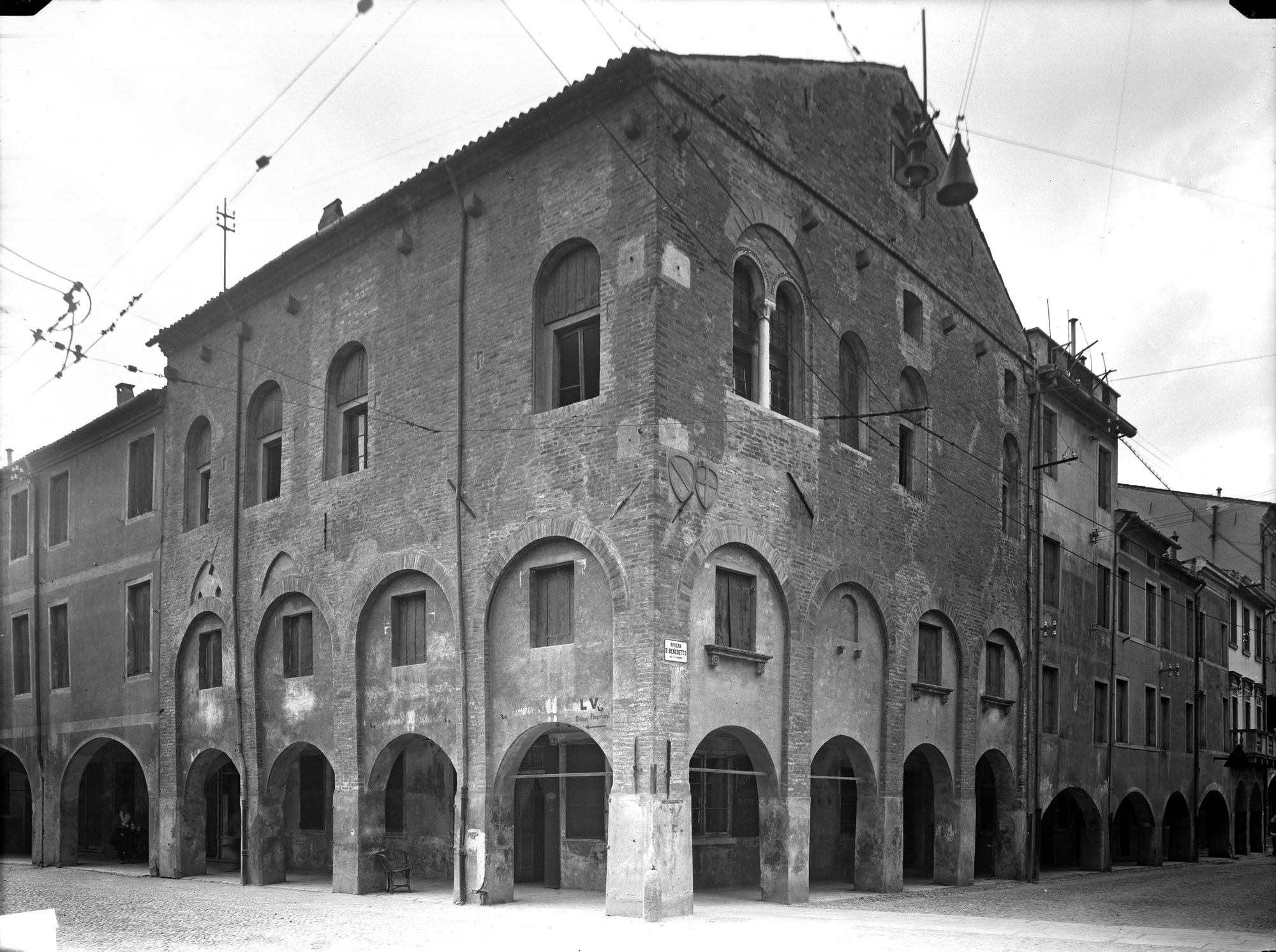 Casa del sec. XIII con stemmi e l' arma della città in via Euganea (negativo) di Gabinetto fotografico (XX)