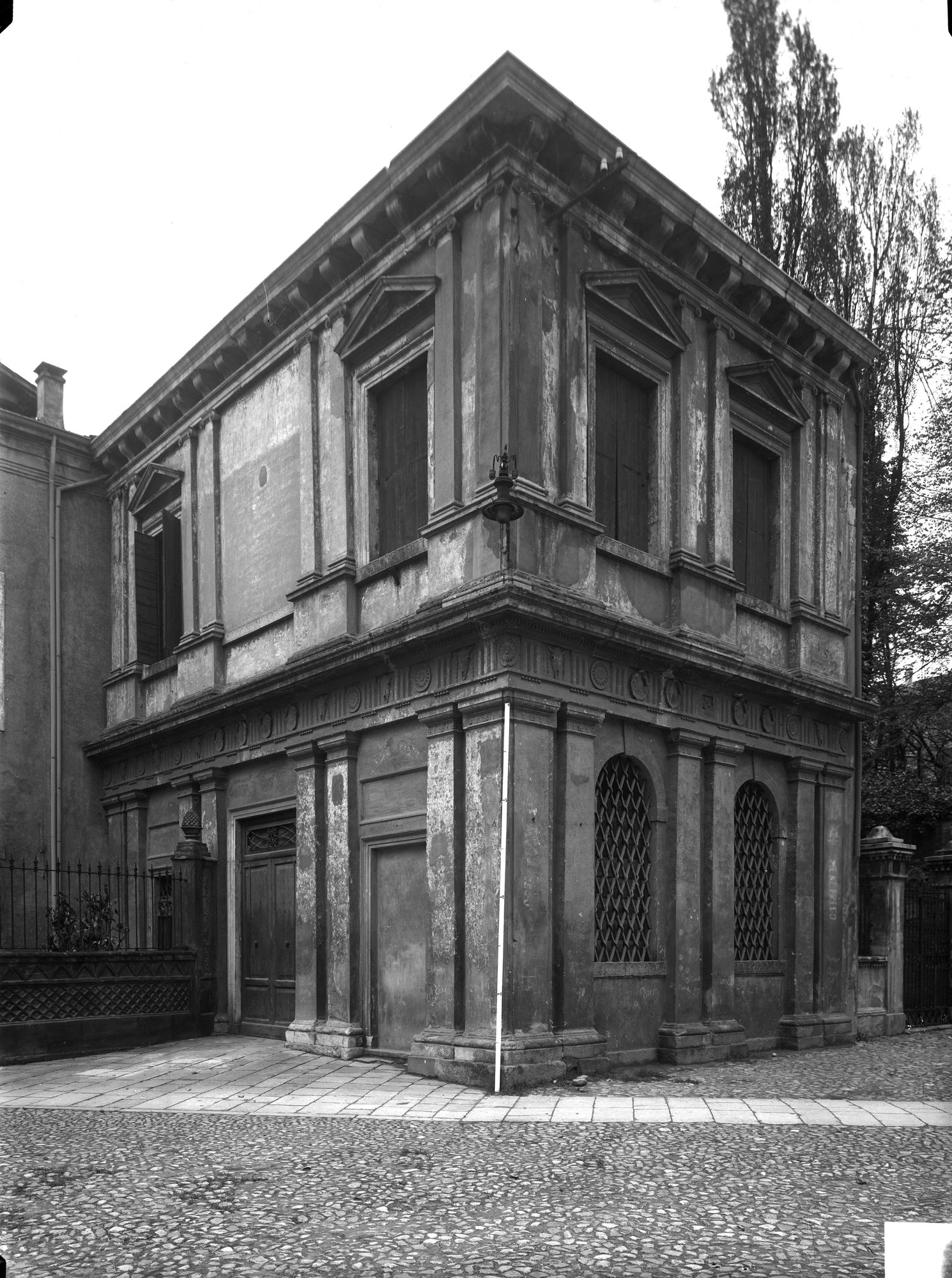 Piccolo edificio dorico-ionico del sec. XVI in piazza Capitanio 14 (negativo) di Gabinetto fotografico (XX)