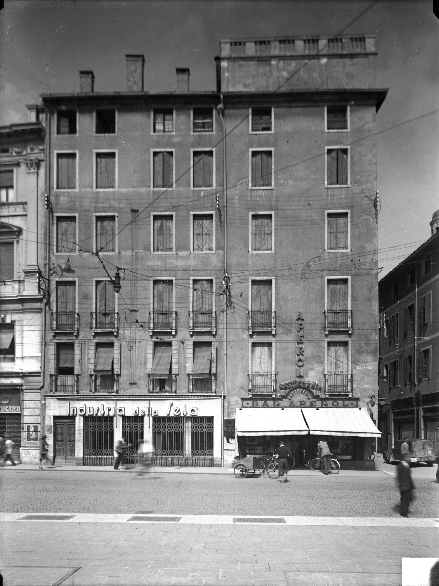 Casa in piazza Cavour 2. Antica dimora degli Estensi (negativo) di Gabinetto fotografico (XX)