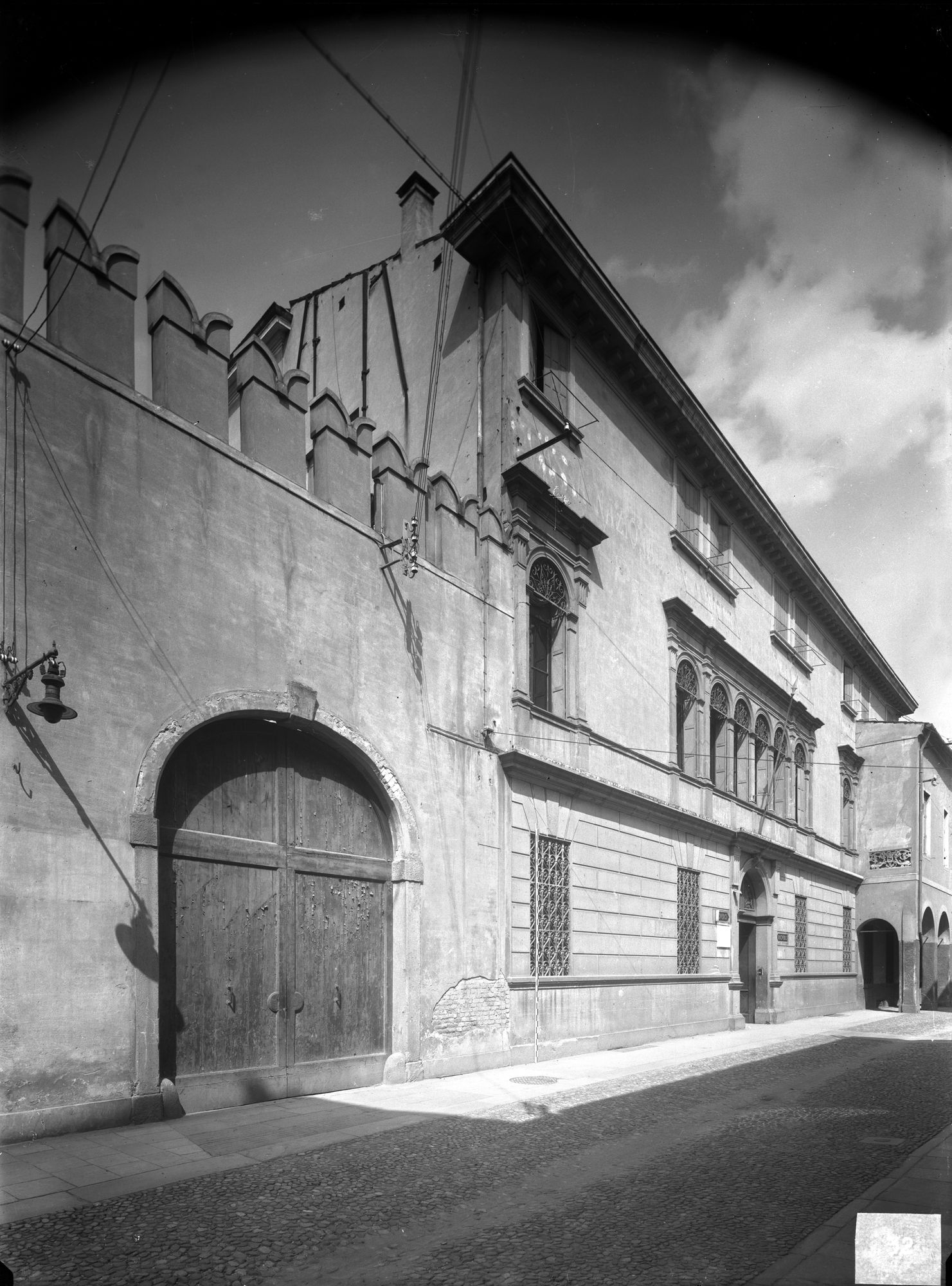 Casa già Doris dall'orologio in via C. Batisti 49 (negativo) di Gabinetto fotografico (XX)