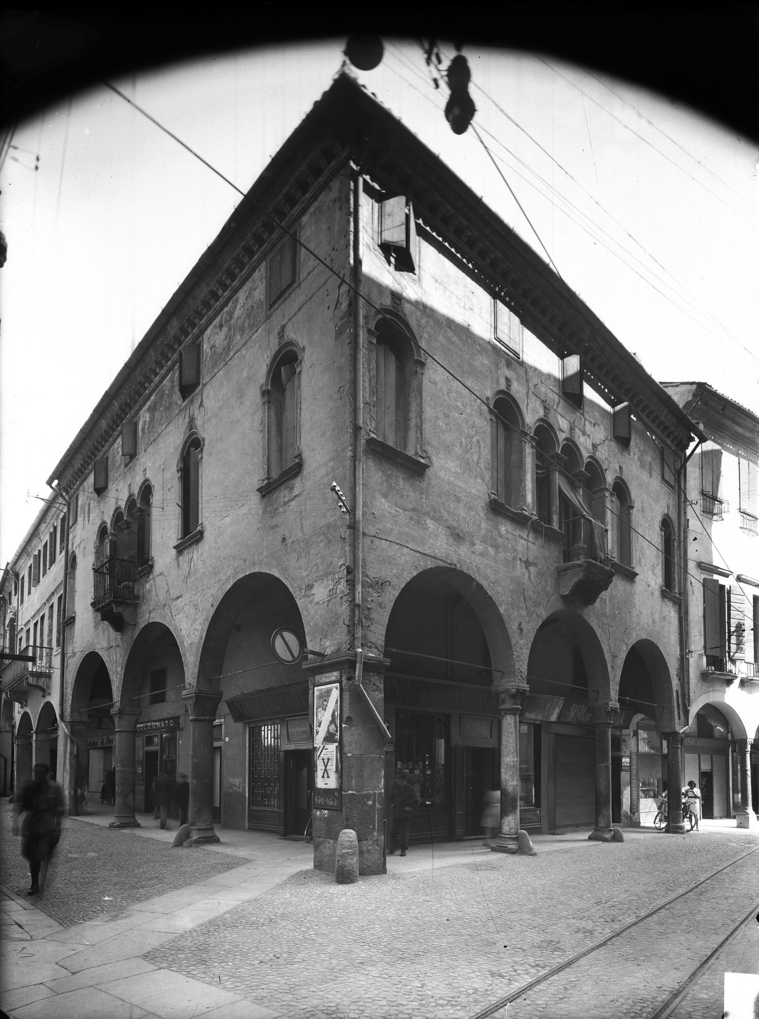 Casa in via Daniele Manin 19 del sec. XV con affreschi del Campagnola (negativo) di Gabinetto fotografico (XX)