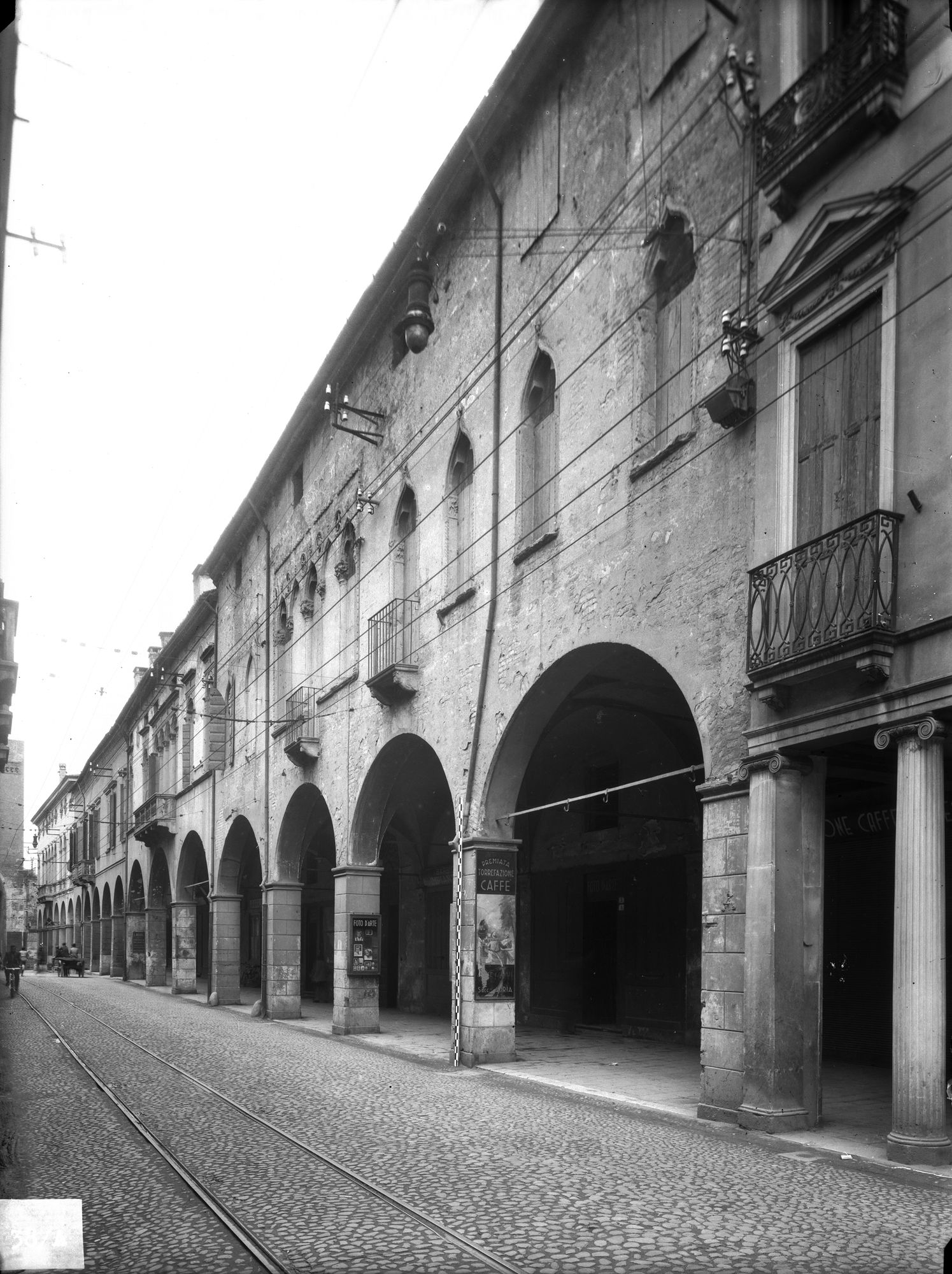 Casa in via Dante 5 del sec. XIV-XV di prop. Cittadella-Vigodarzere (negativo) di Gabinetto fotografico (XX)
