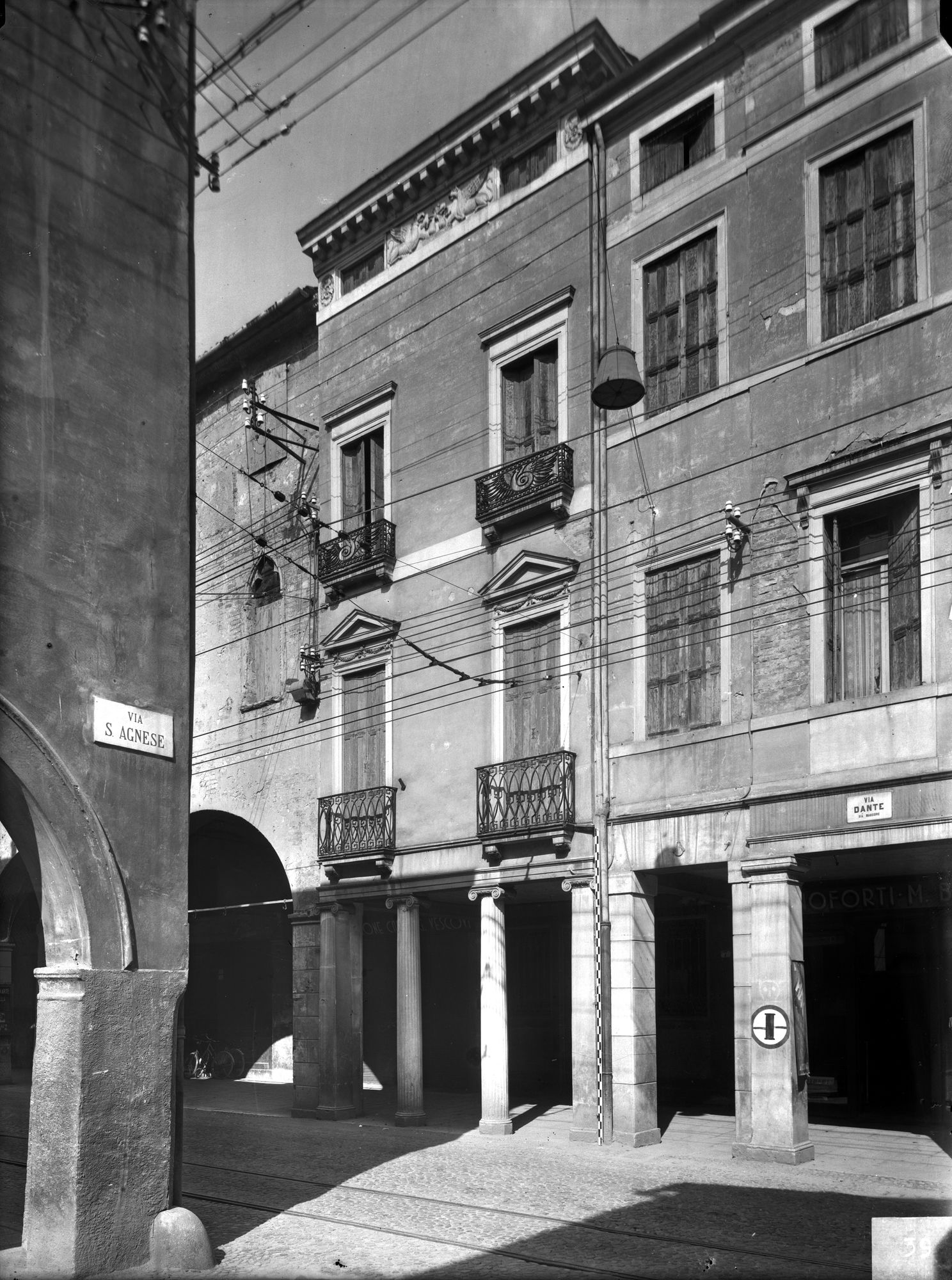 Casa in via Dante 7 di stile neoclassico del sec. XIX (negativo) di Gabinetto fotografico (XX)