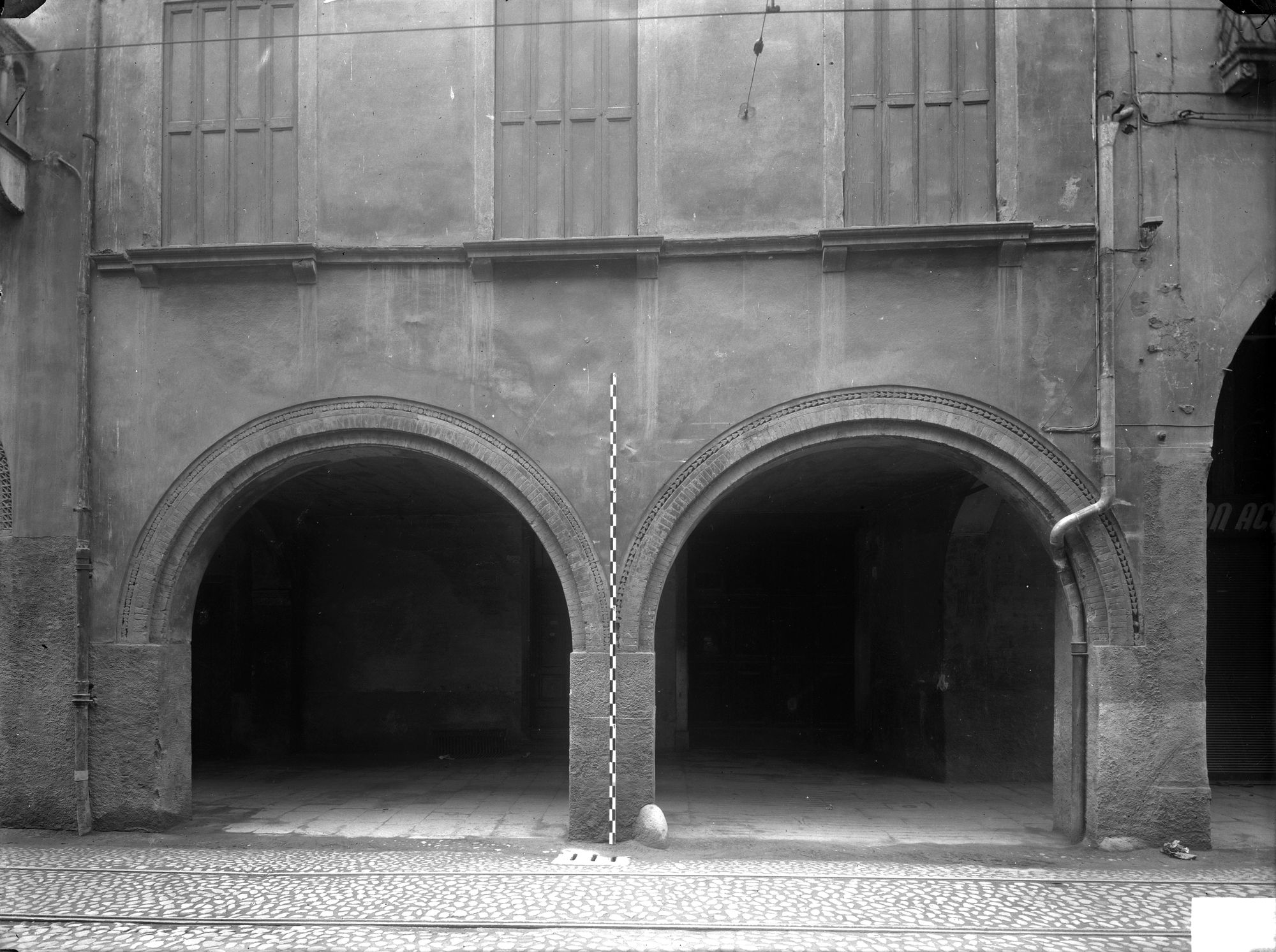 Casa in via Dante 8 con porticato del sec. XIII (negativo) di Gabinetto fotografico (XX)