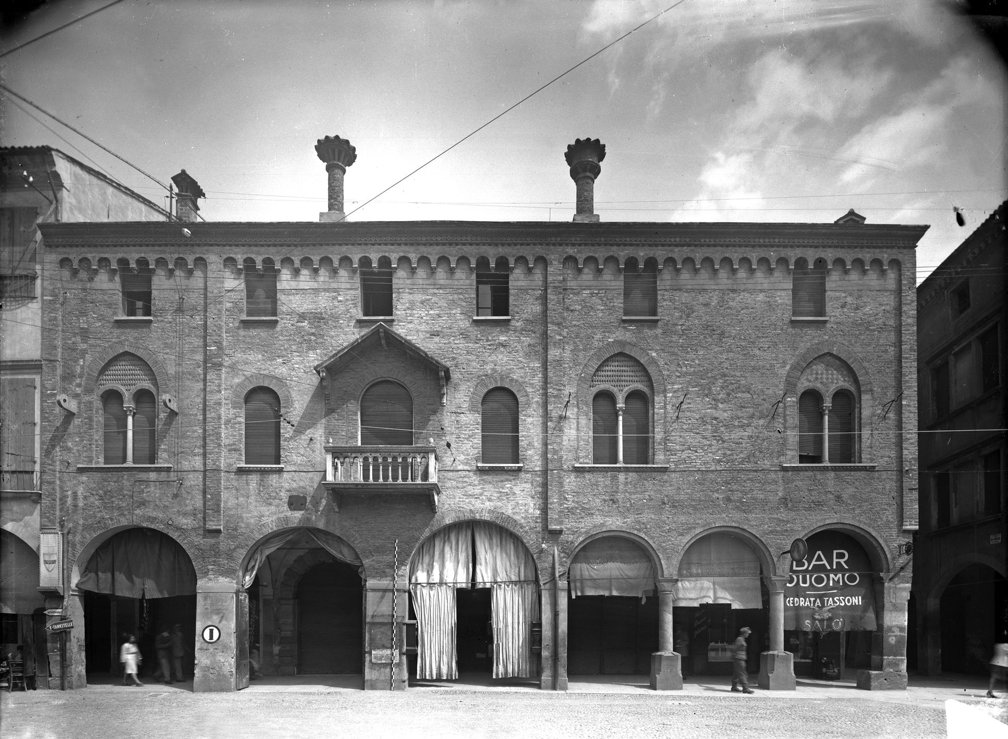 Casa del sec. XIII fra piazza duomo e via dei Soncin (negativo) di Gabinetto fotografico (XX)