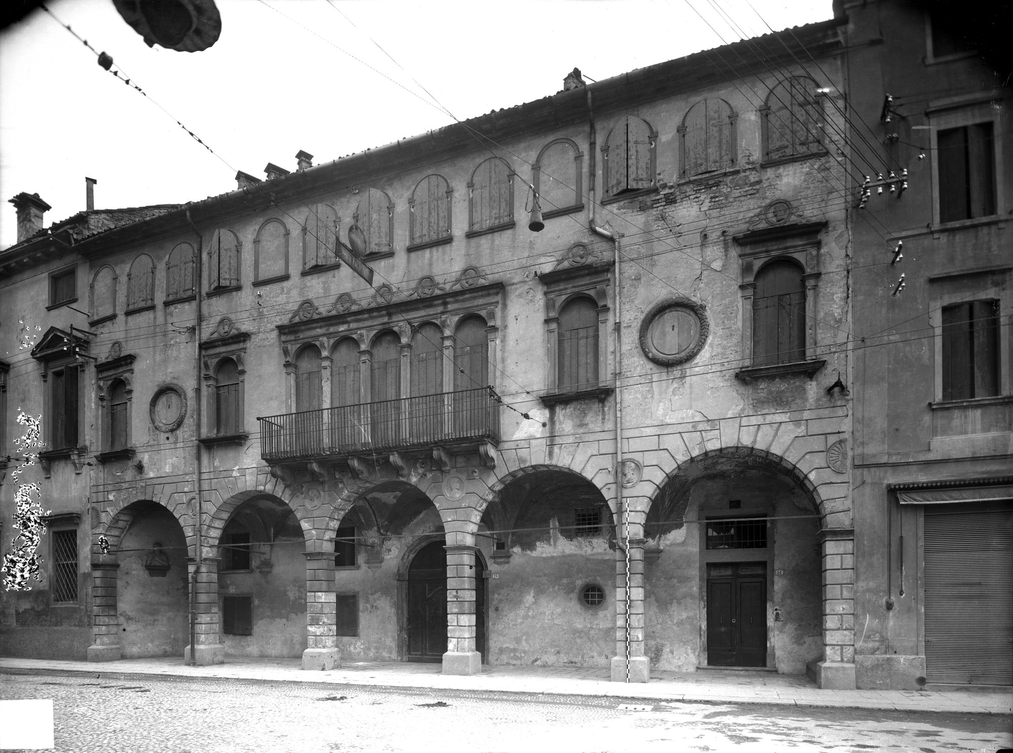 Casa del sec. XV con busti e medaglioni in via Euganea 29 (negativo) di Gabinetto fotografico (XX)