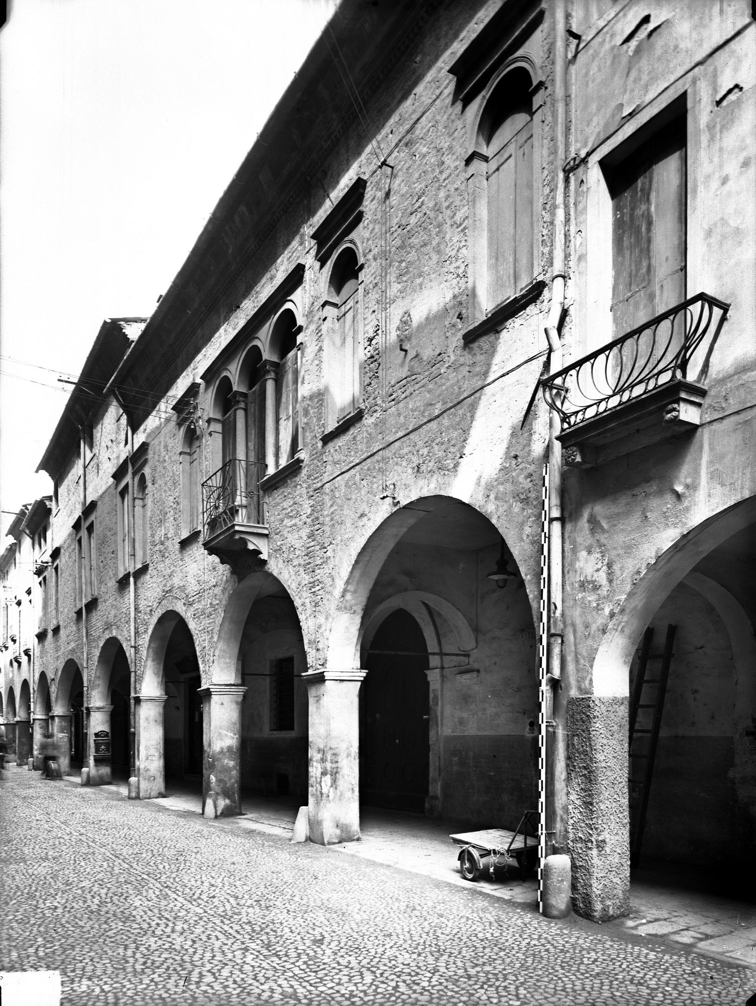 Casa del sec. XVI in via San Francesco 72 (negativo) di Gabinetto fotografico (XX)