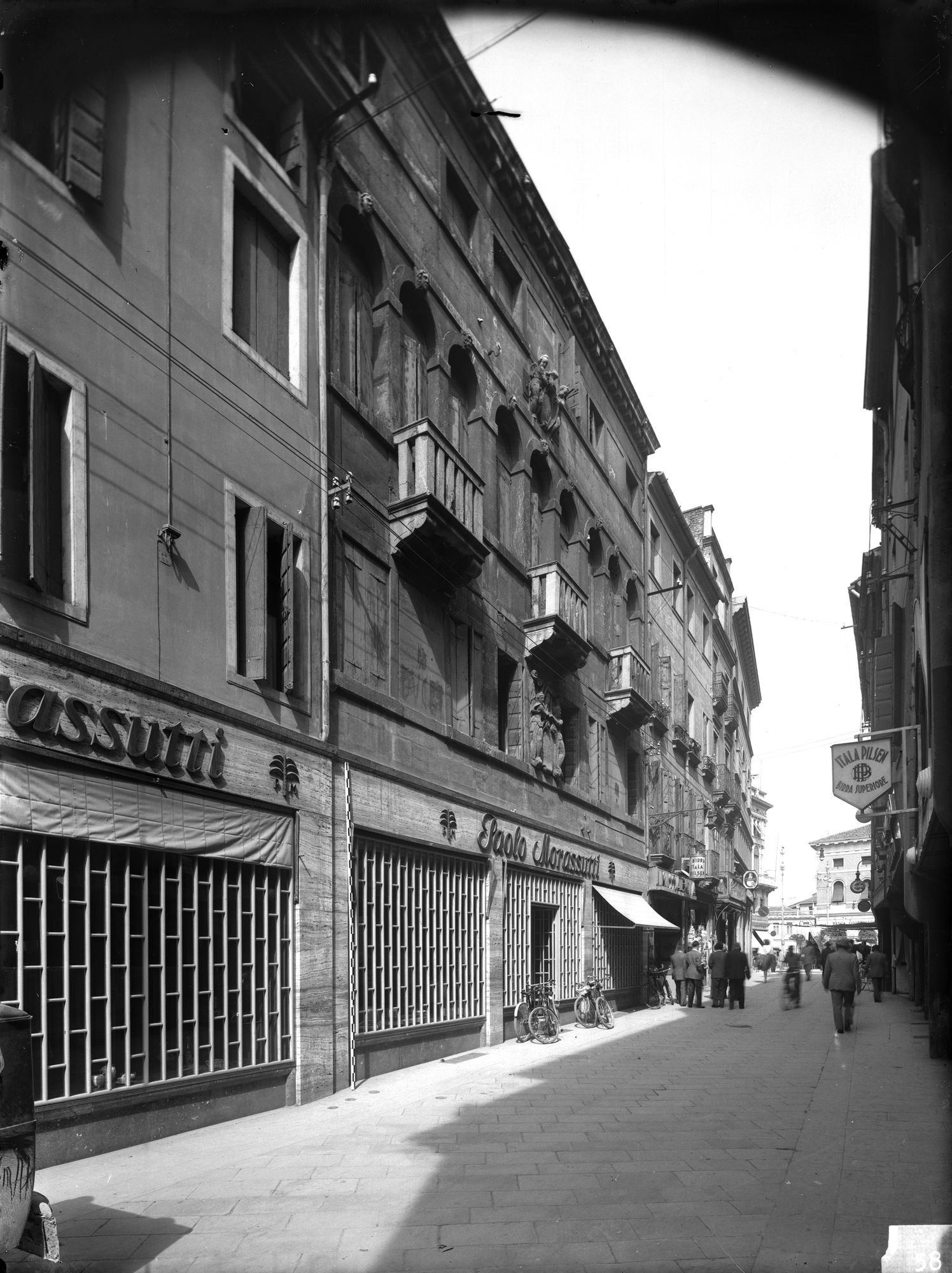 Casa Morassuti del 1556 in via Gorizia 3-5 (negativo) di Gabinetto fotografico (XX)