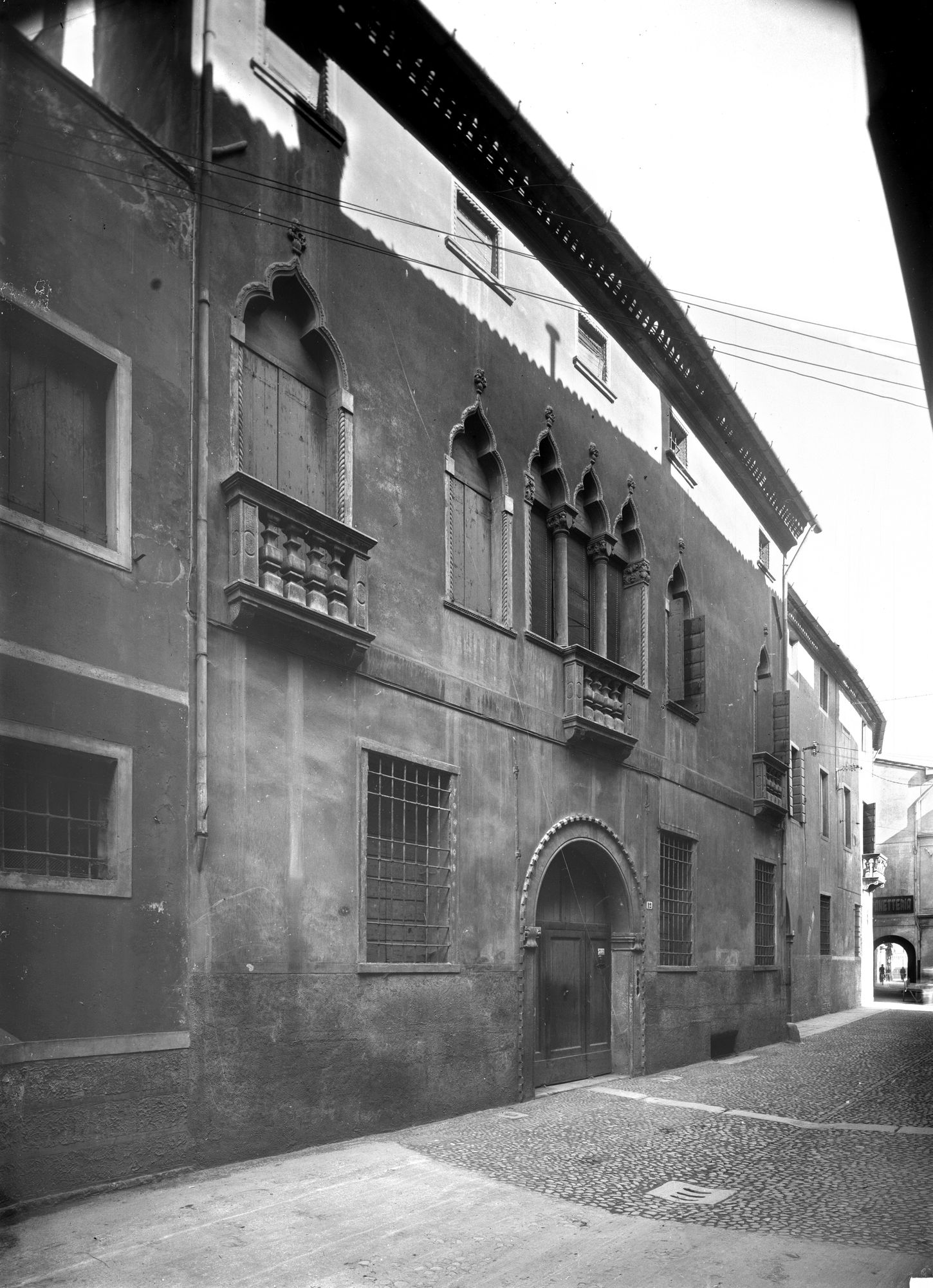 Casa del sec. XV in via Gregorio Barbarigo 12 (negativo) di Gabinetto fotografico (XX)