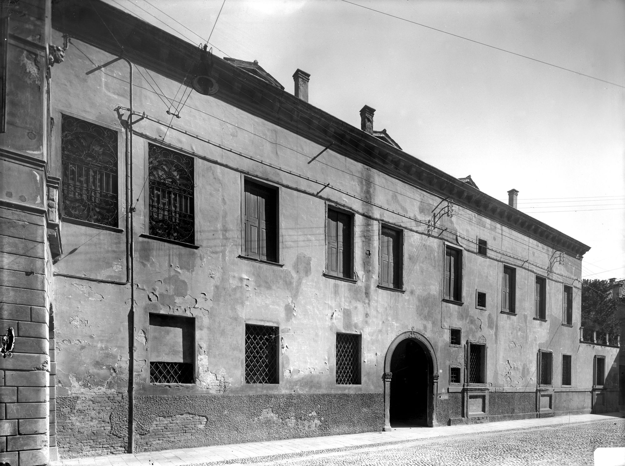 Casa con portale del sec. XV in via Isabella Andreini 2 (negativo) di Gabinetto fotografico (XX)