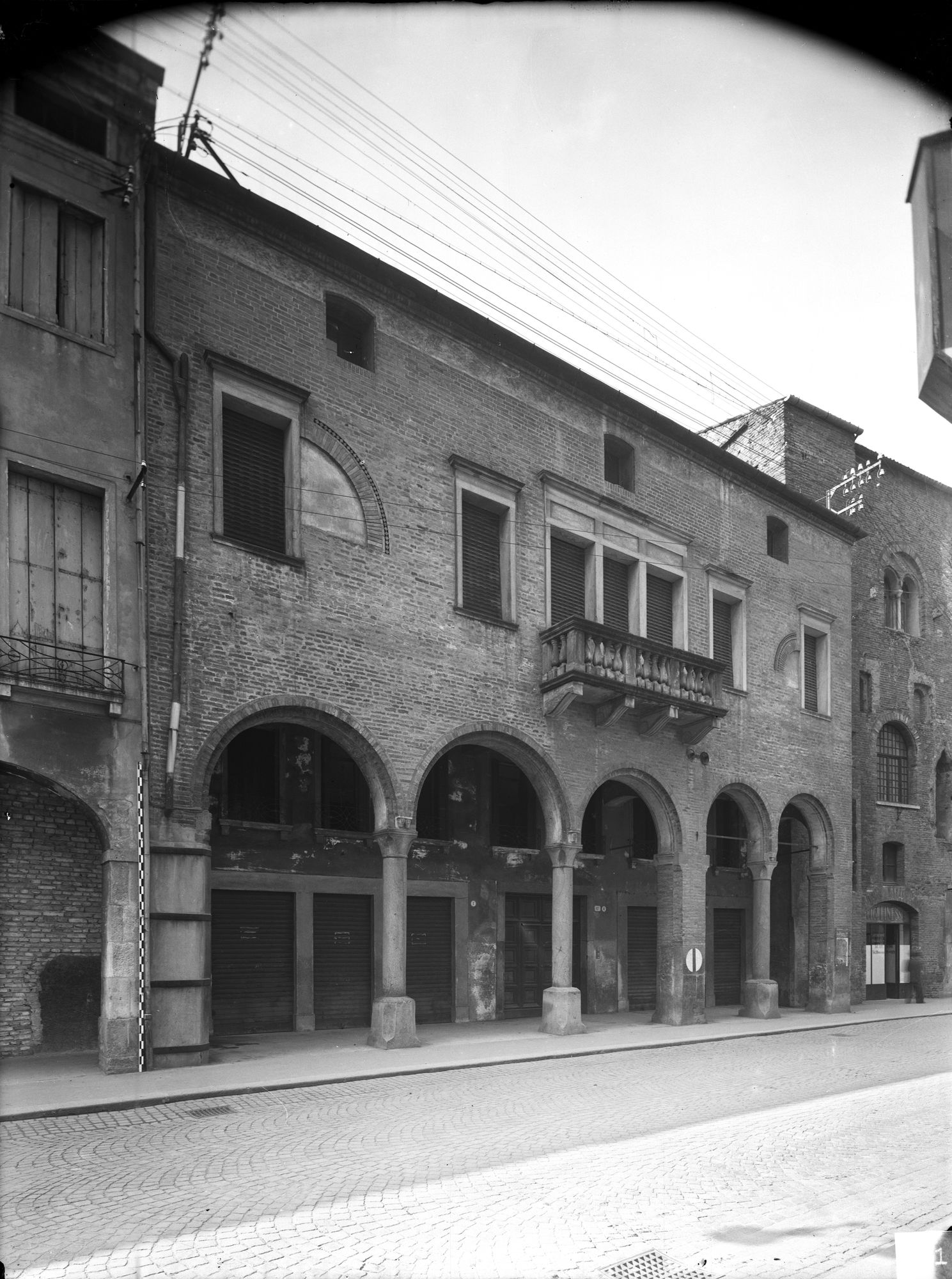 Casa del trecento in via Santa Lucia 17 (negativo) di Gabinetto fotografico (XX)