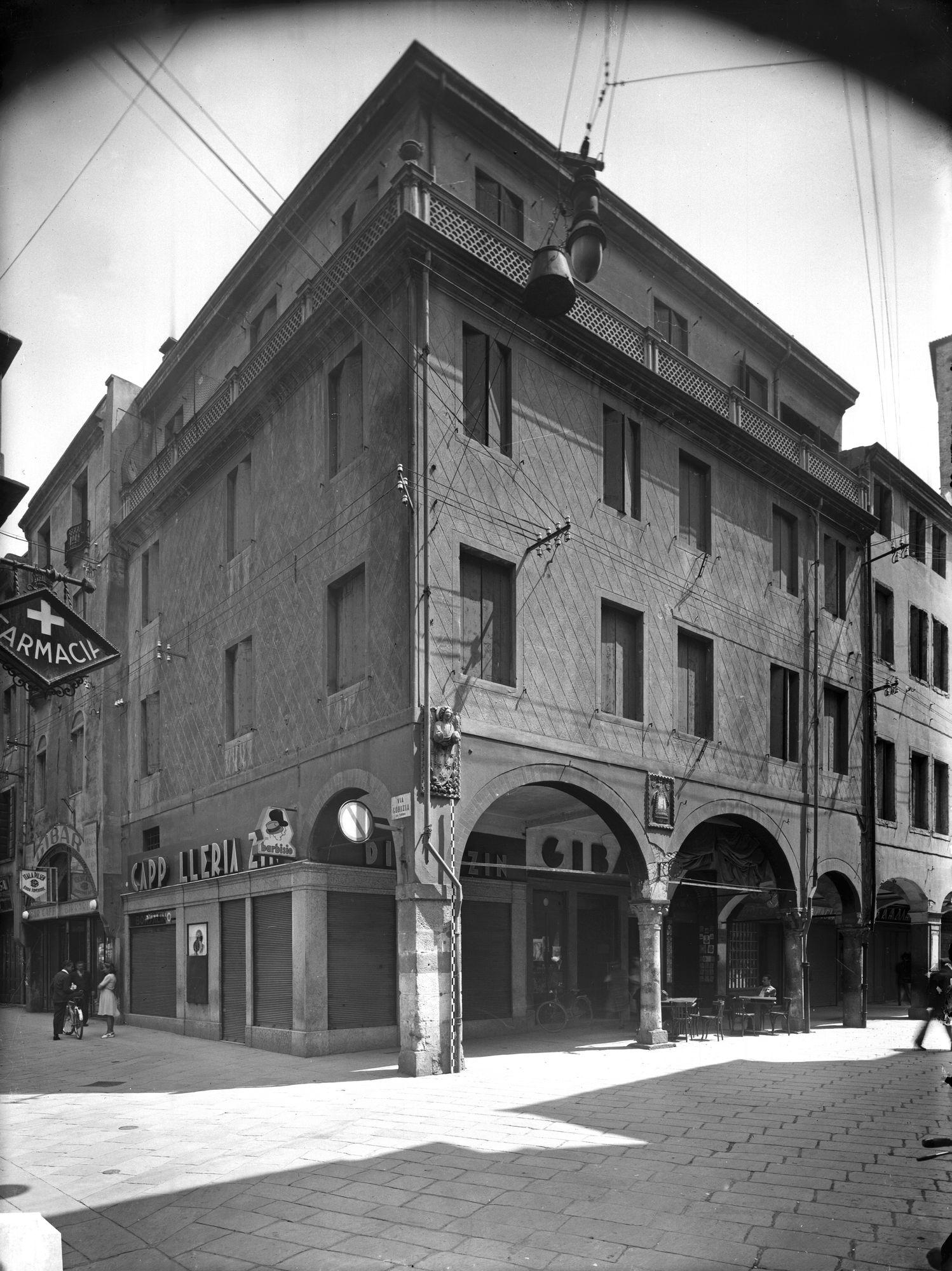 Bassorilievi sulla facciata della casa in via Marsilio 6 (negativo) di Gabinetto fotografico (XX)