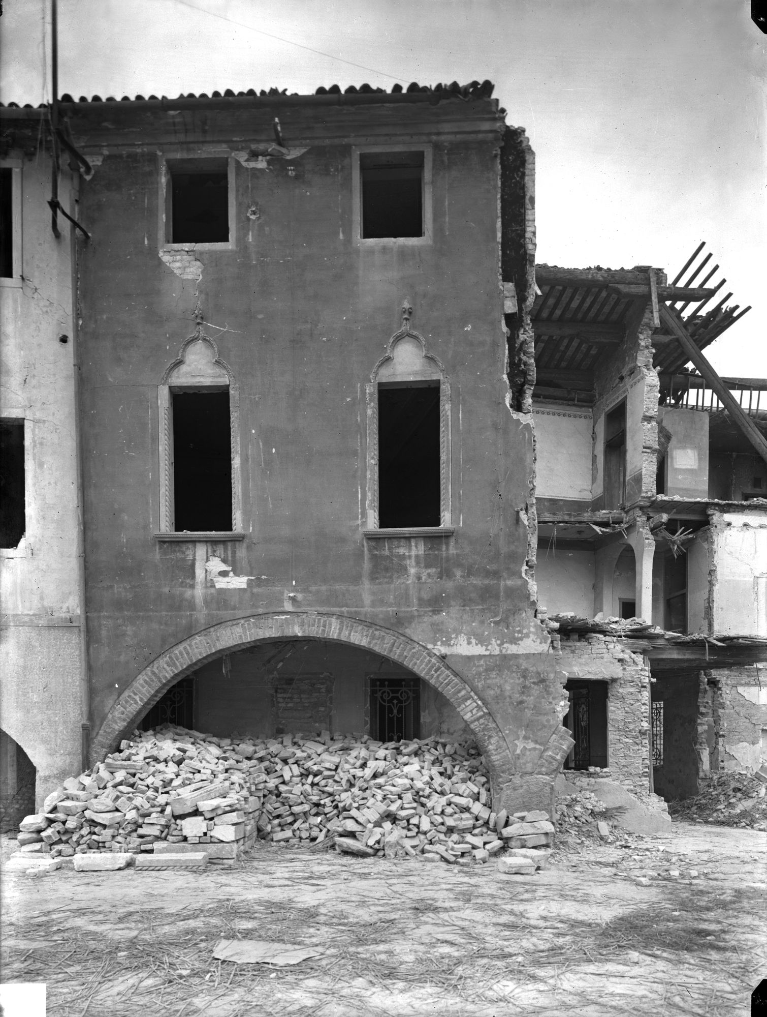 Casa del sec. XIV-XV in riviera Paleocapa 68, dopo il bombardamento (negativo) di Gabinetto fotografico (XX)