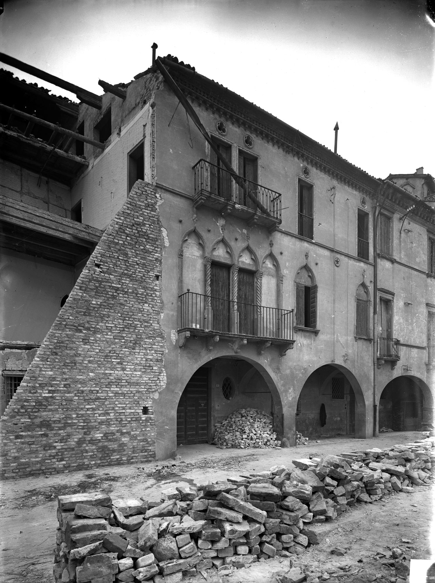 Casa del sec. XV in riviera Paleocapa? 82 (negativo) di Gabinetto fotografico (XX)