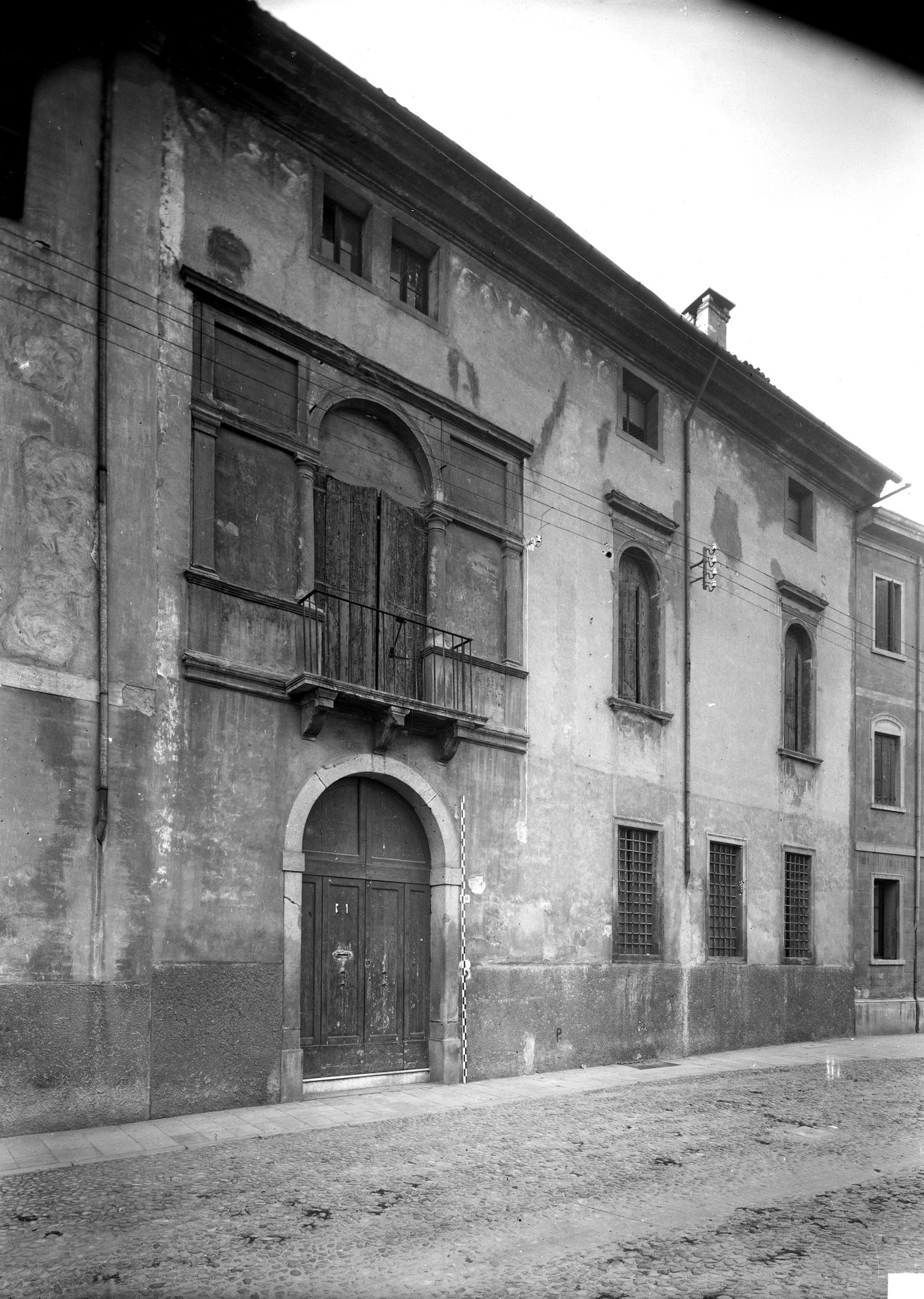 Casa del sec. XVI in via San Pietro 50 con fascia decorata dal Campagnola (negativo) di Gabinetto fotografico (XX)