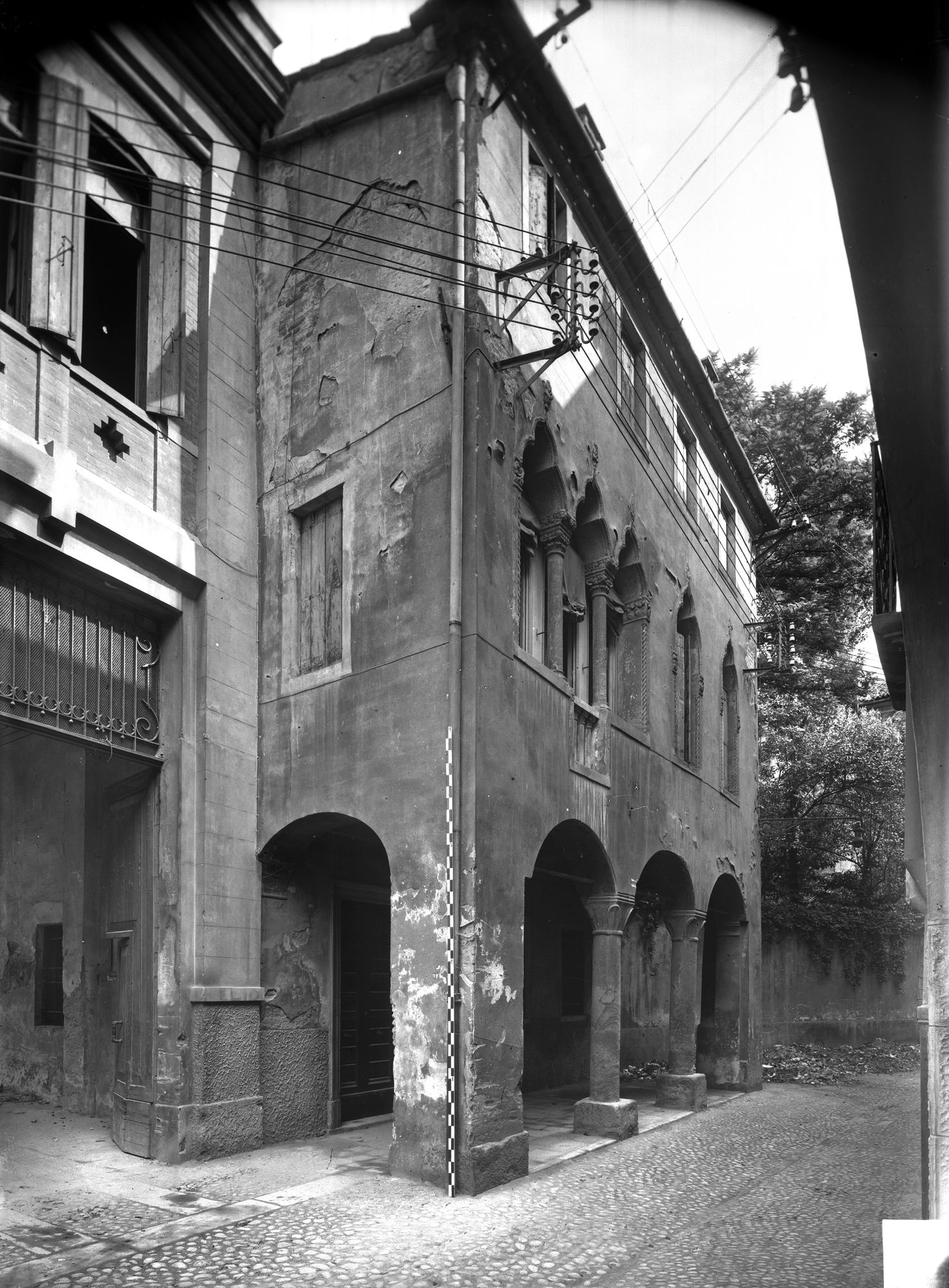 Casa con finestre arciacute in via Porciglia 5 (negativo) di Gabinetto fotografico (XX)