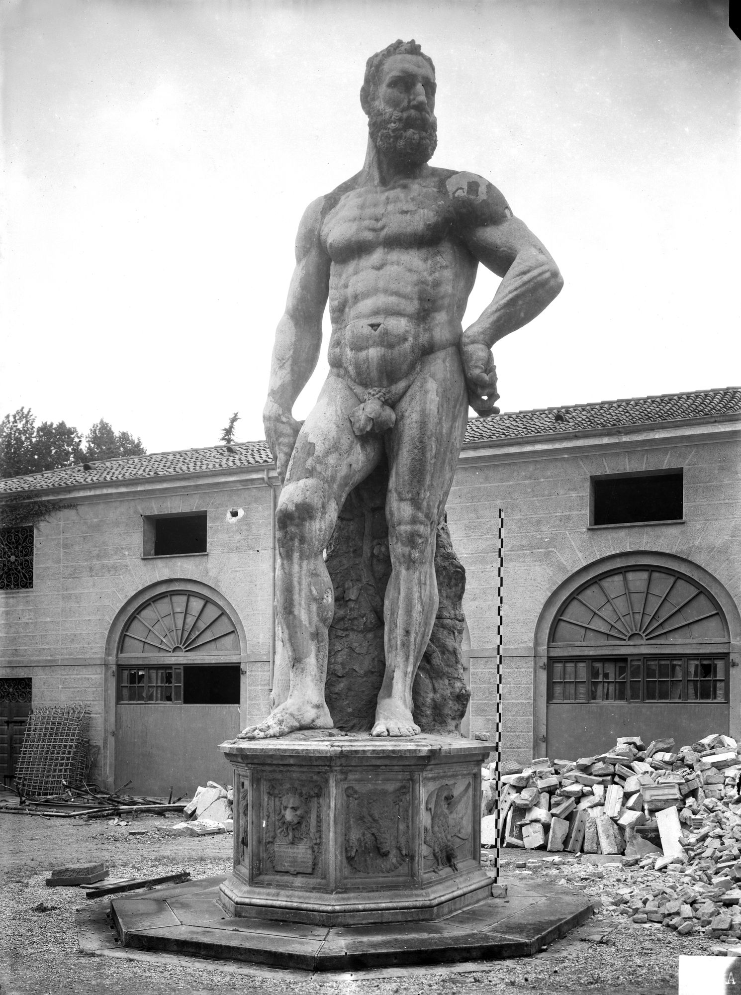 Statua di Ercole nel cortile dsella casa in via Porciglia 5 (negativo) di Gabinetto fotografico (XX)