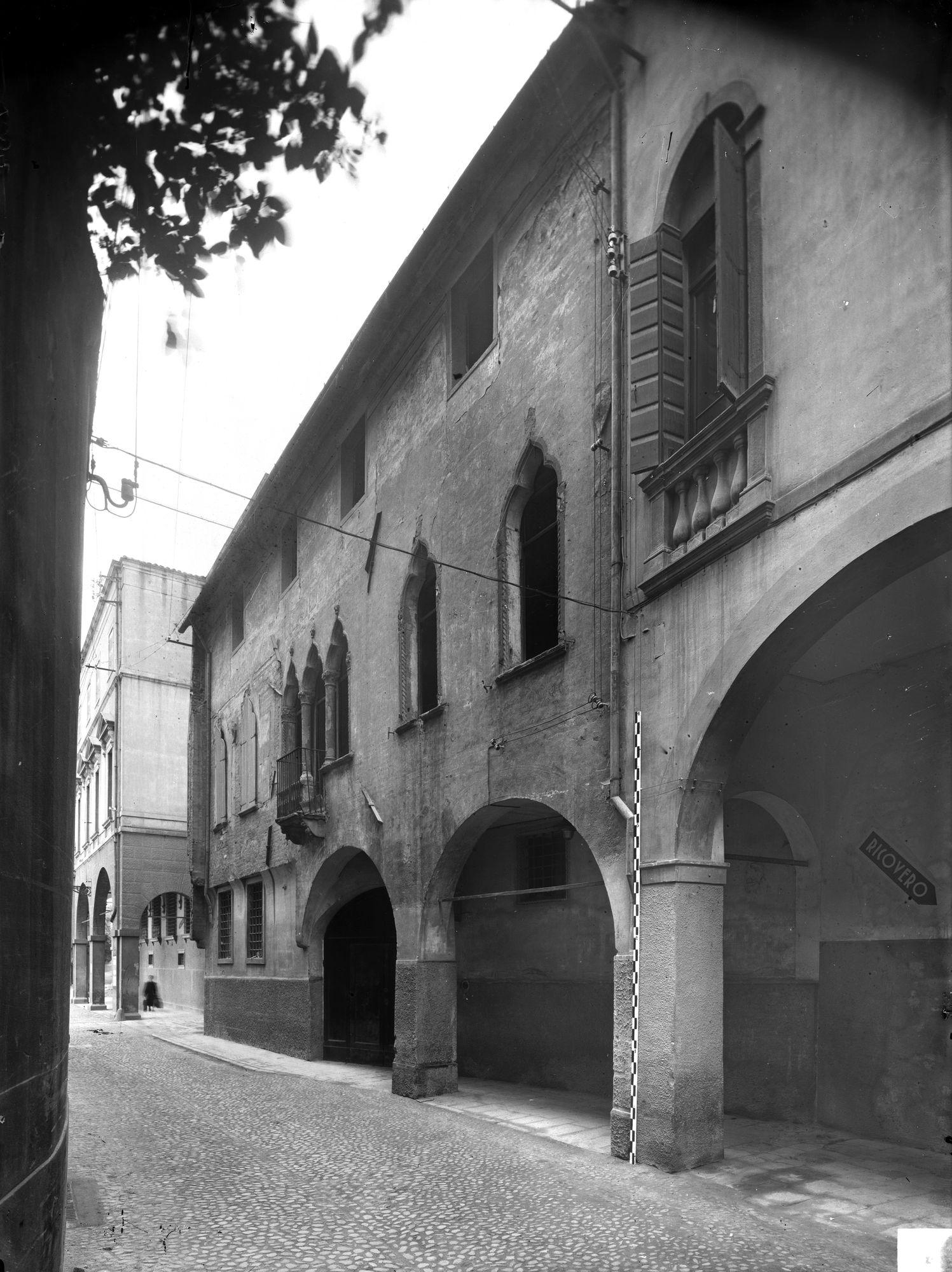 Casa con affreschi del sec. XV in via Porciglia 24 (negativo) di Gabinetto fotografico (XX)