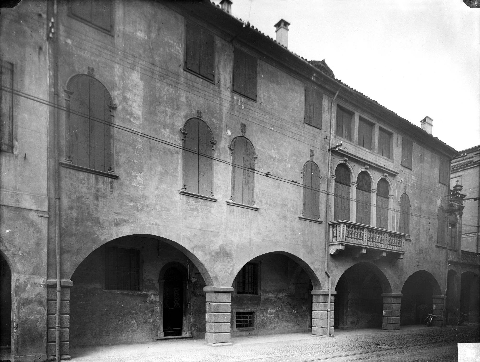 Casa con finestre del sec. XV in via San Prosdocimo 4 (negativo) di Gabinetto fotografico (XX)