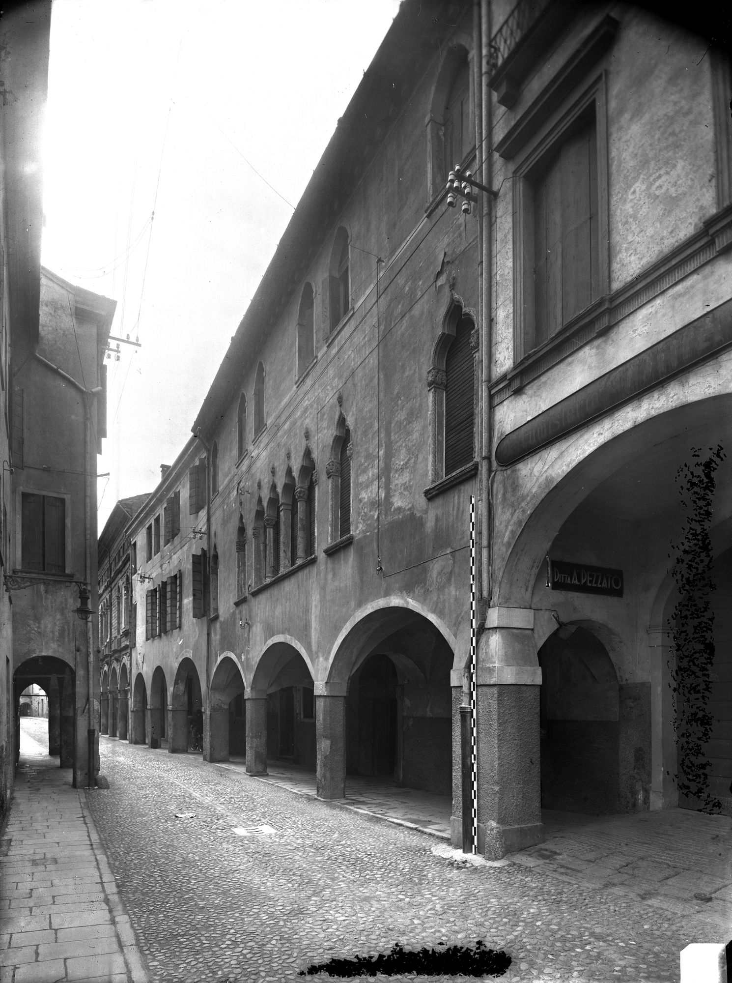 Casa archiacuta del sec. XV in via Rogati 12 e 12A (negativo) di Gabinetto fotografico (XX)