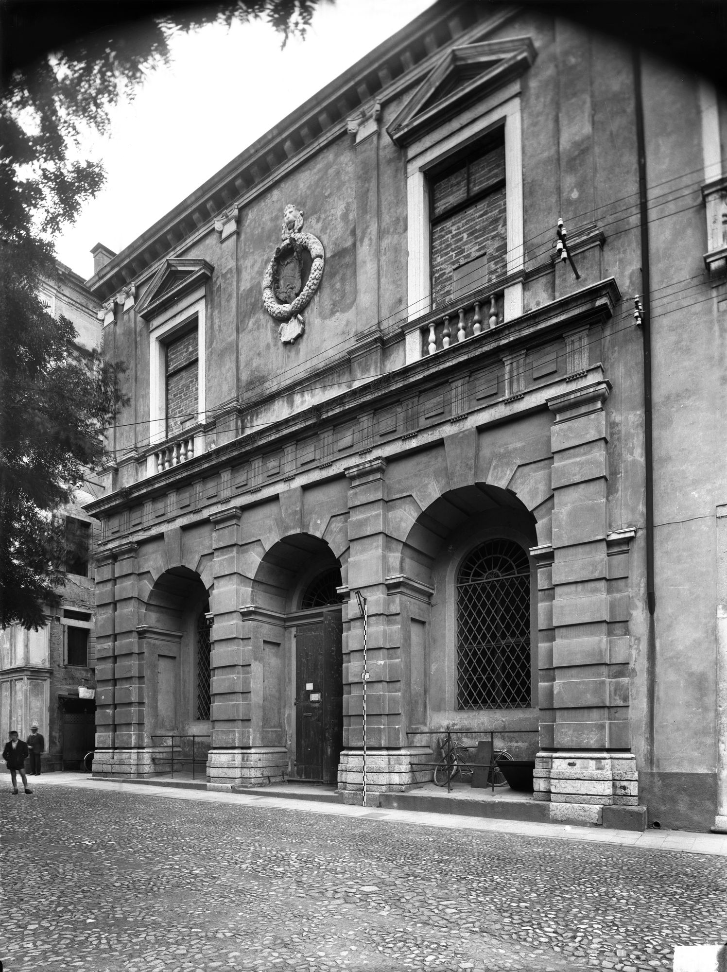 Palazzina con portico in via G. B. Belzoni (negativo) di Gabinetto fotografico (XX)