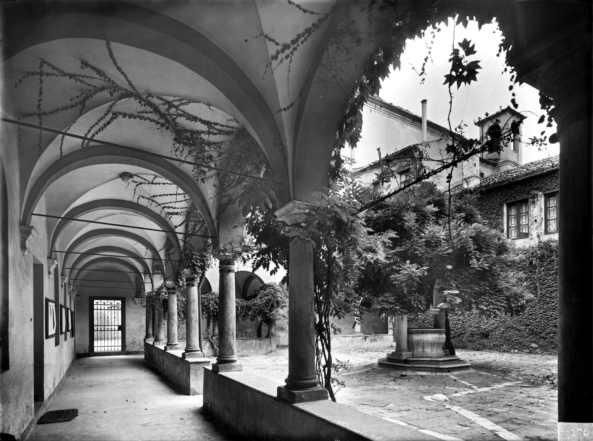 Palazzina in piazza Capitaniato del sec. XVI (negativo) di Gabinetto fotografico (XX)