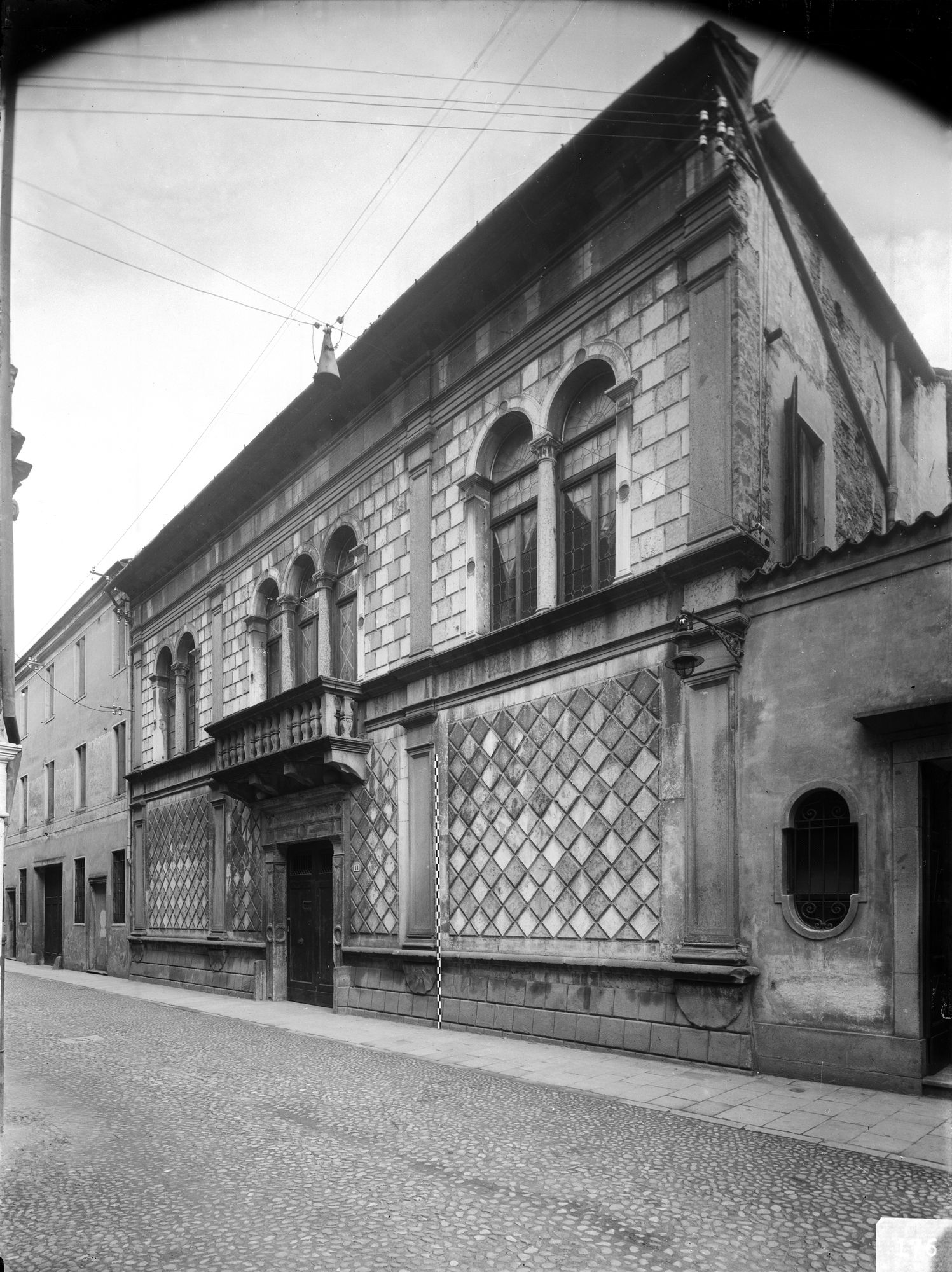 Palazzina del sec. XVI in via dei Rogati 11 (negativo) di Gabinetto fotografico (XX)