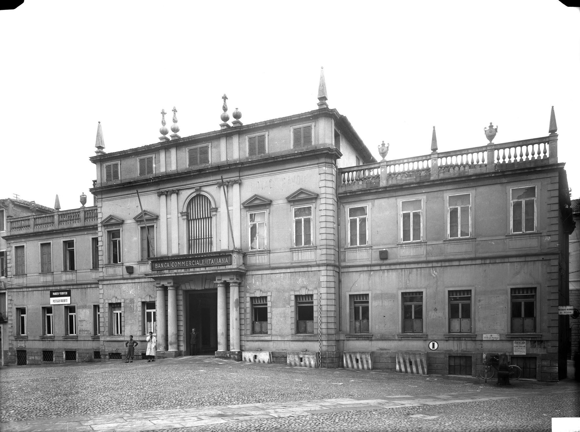 Palazzo Donà in piazza Cavour n. 8 del sec. XVIII (negativo) di Gabinetto fotografico (XX)