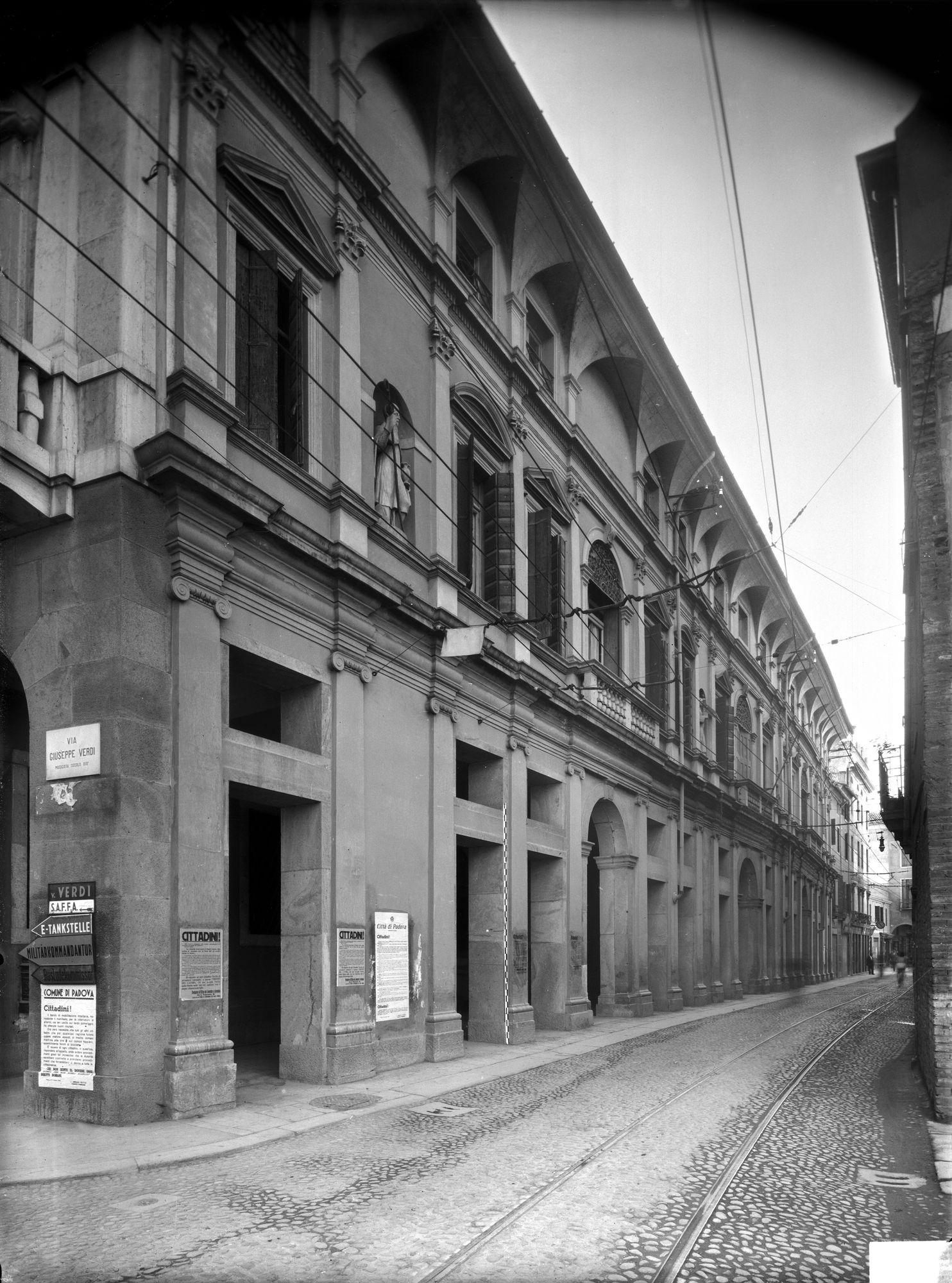 Palazzo dei Monte Vecchi in via Dante 27 del sec. XVII (negativo) di Gabinetto fotografico (XX)