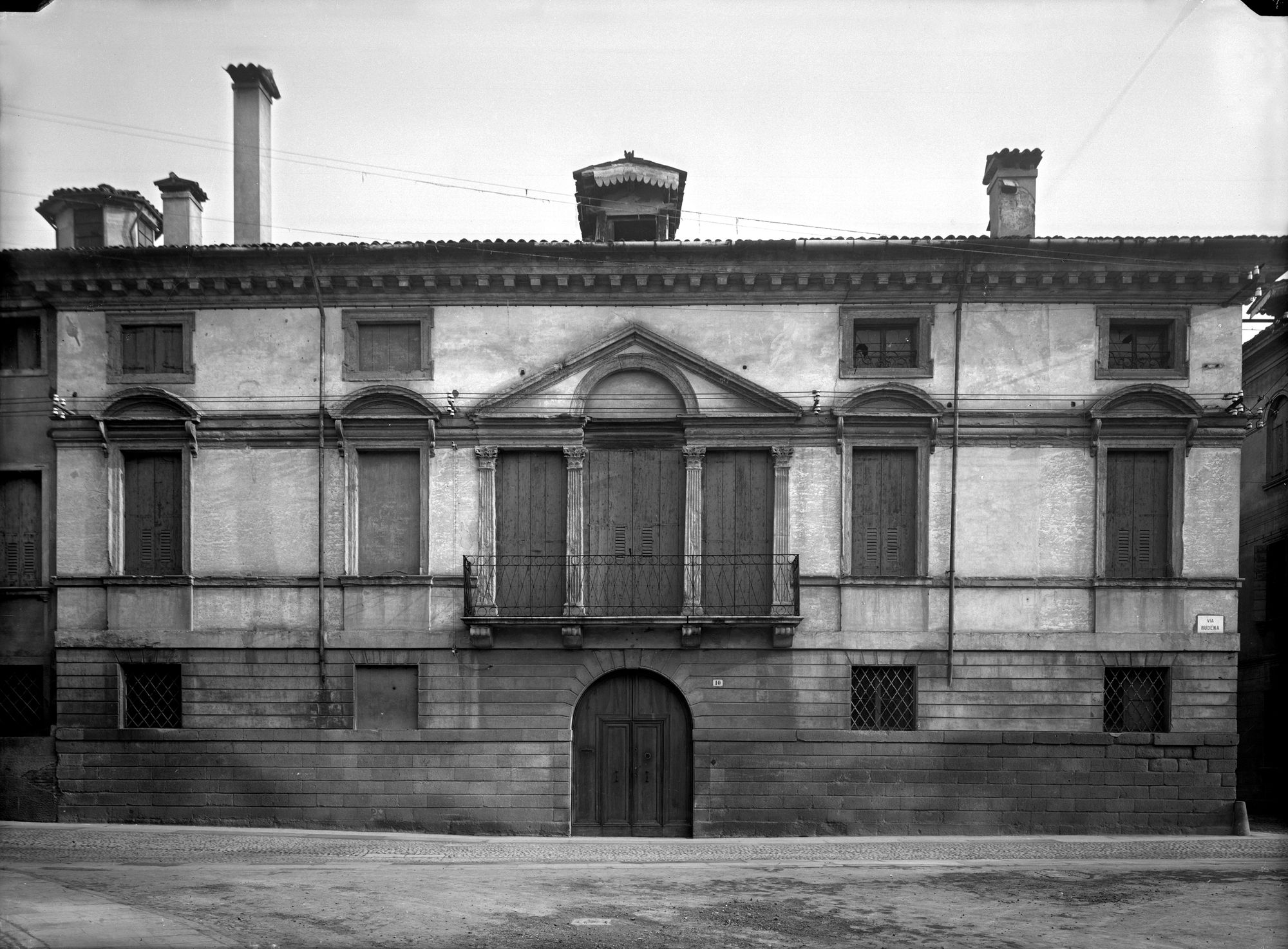 Palazzo Scapin in via Rudena 10 del sec. XVI (negativo) di Gabinetto fotografico (XX)