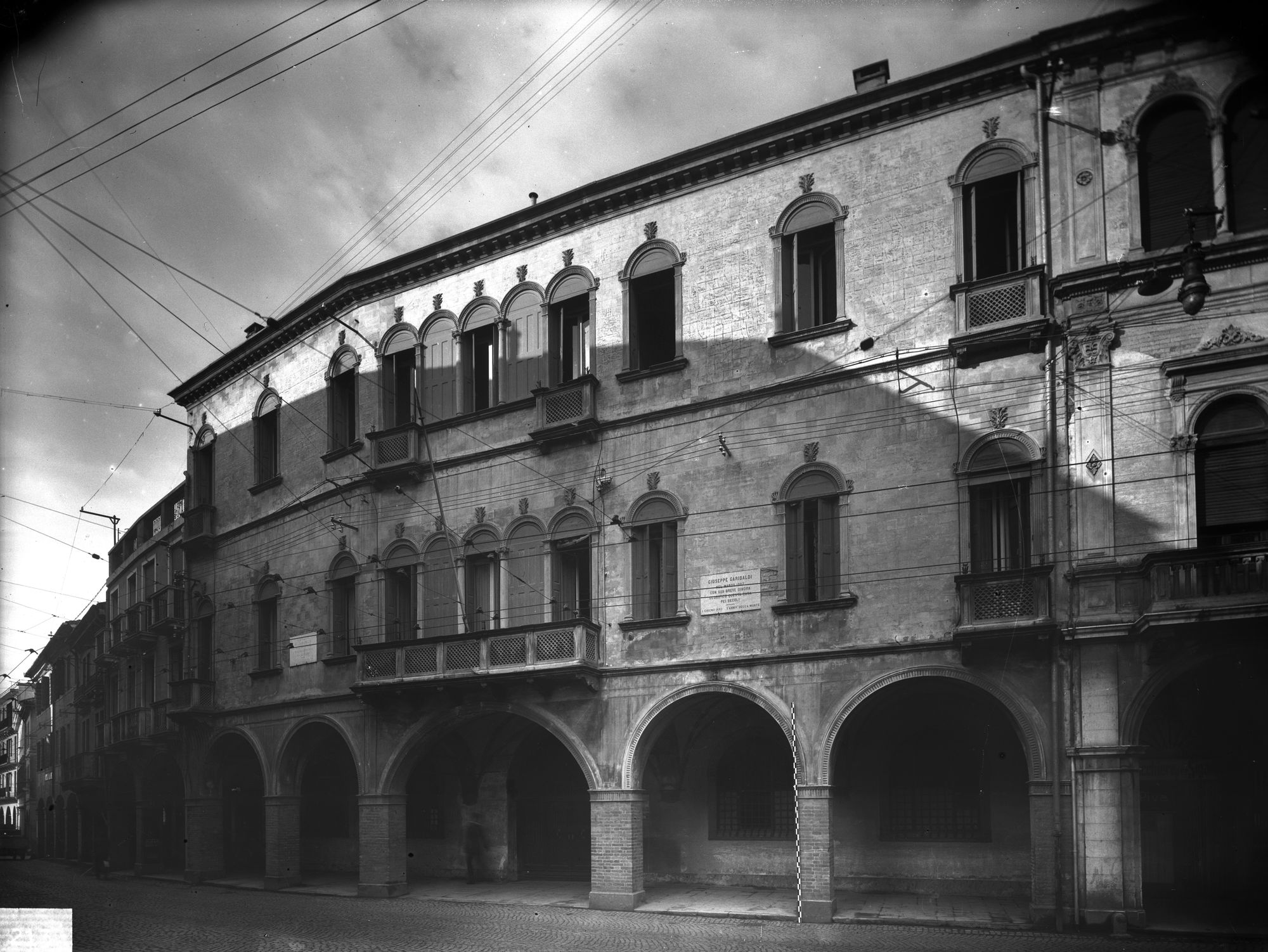 Palazzo Capodilista del sec. XIII con merlatura guelfa e torrione (negativo) di Gabinetto fotografico (XX)